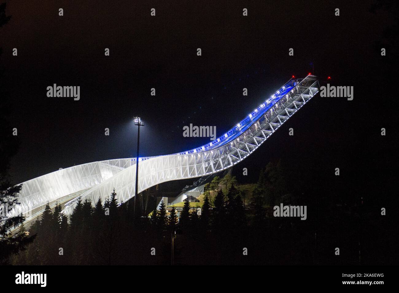 Oslo, Norvegia 20151117. Il salto con lo sci a Holmenkollen è illuminato in rosso, bianco e blu, i colori della bandiera francese Martedì sera in memoria delle vittime di attentati terroristici a Parigi il 13 novembre. Foto: Fredrik Varfjell / NTB scanpix Foto Stock