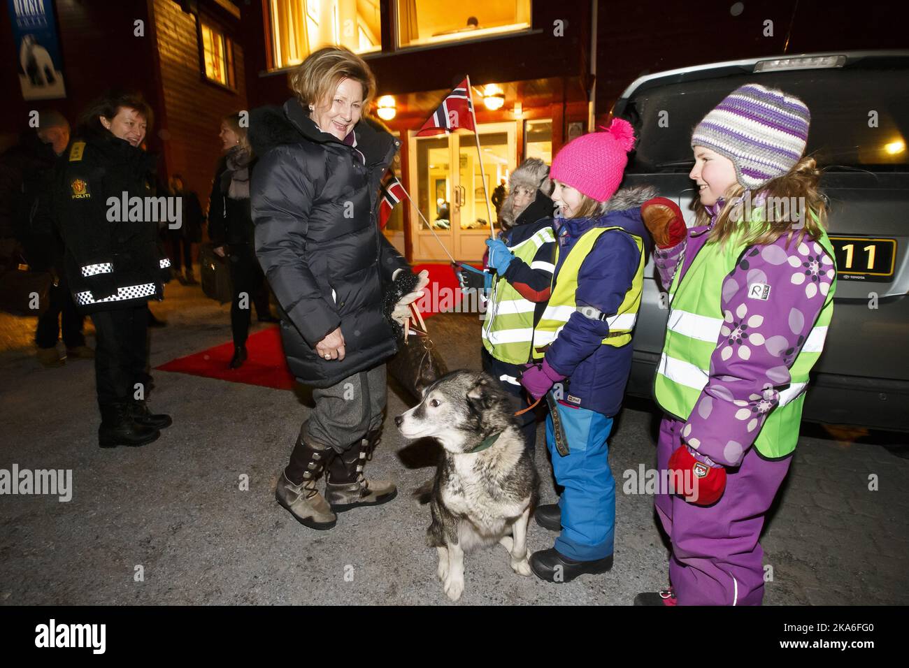 LONGYEARBYEN, Norvegia 20160107. La regina Sonja sta visitando Longyearbyen su Svalbard per esaminare i danni dopo la valanga 19th dicembre 2015 che ha ucciso due persone. La Regina saluta Embla, Iben e Synniva quando arriva all'Hotel Spitsbergen Funken. Foto: Heiko Junge / NTB scanpix Foto Stock