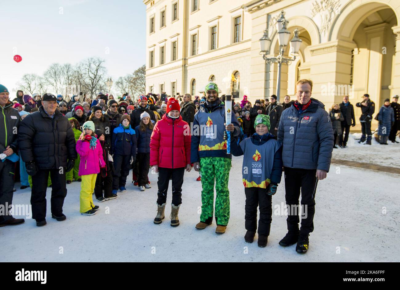 Oslo, Norvegia 20160117. Questo fine settimana le loro Maestà il re Harald e la regina Sonja segnano il 25th° anniversario della loro ascensione al trono norvegese. La famiglia reale partecipa ai giochi invernali in Piazza del Palazzo. Da destra: Bjoern Daehlie, Prince Sverre Magnus, Sajandan Rutthira e Tora Berger con la fiamma olimpica. Foto: Vegard Grotte di Wivelstad / NTB scanpix Foto Stock