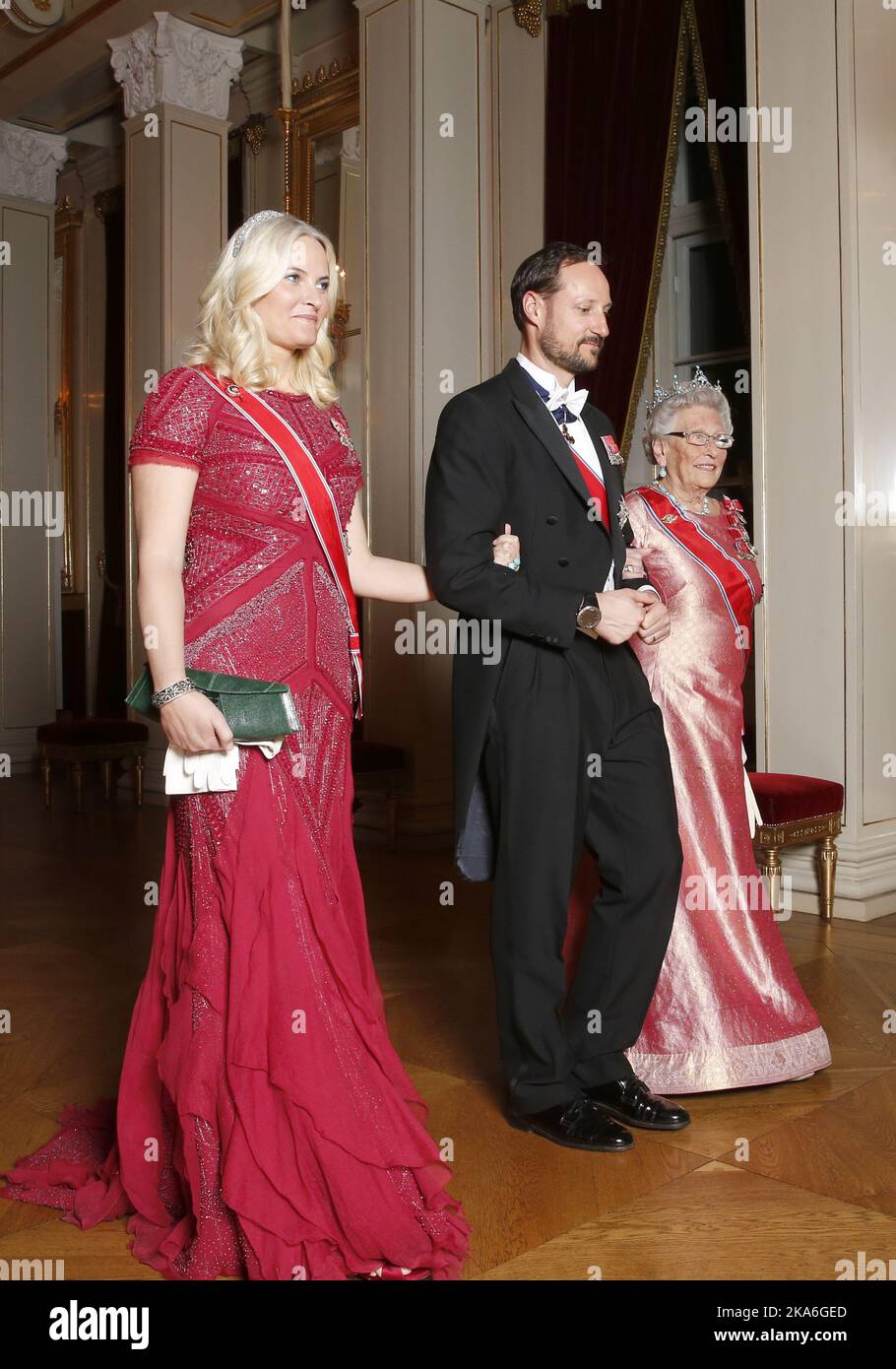 Oslo, Norvegia 20160303. Il re Harald e la regina Sonja invitano a una cena al Diplomat al Palazzo. Crown Princess mette-Marit in un abito rosso insieme al principe ereditario Haakon e alla principessa Astrid, Mrs ferner sulla strada per cena. Foto: Vidar Ruud / NTB scanpix Foto Stock