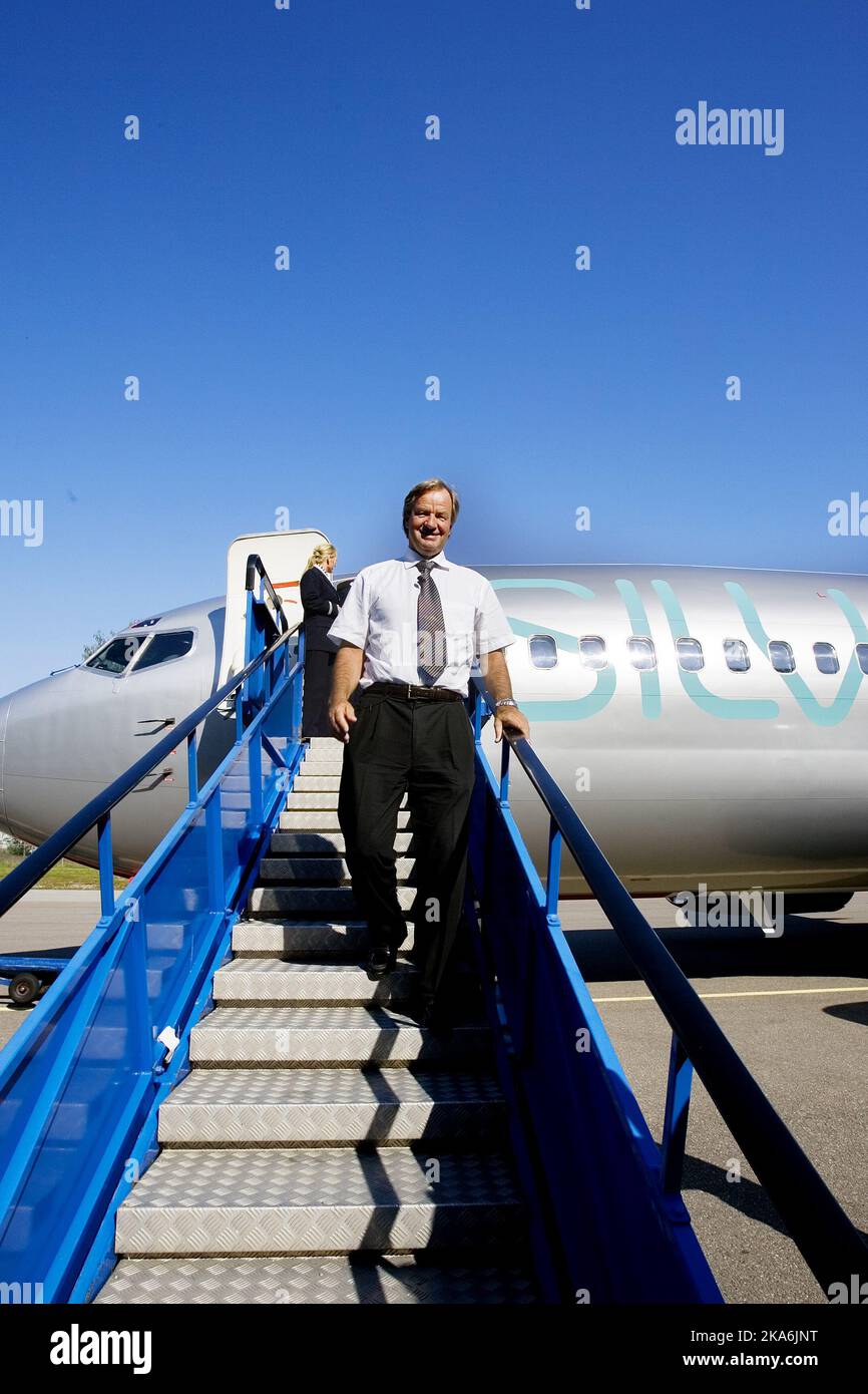 Il CEO di Norwegian Air Shuttle, Bjørn Kjos, scende lungo i gradini di uno dei suoi aerei. Foto: Håkon Mosvold Larsen / SCANPIX Foto Stock
