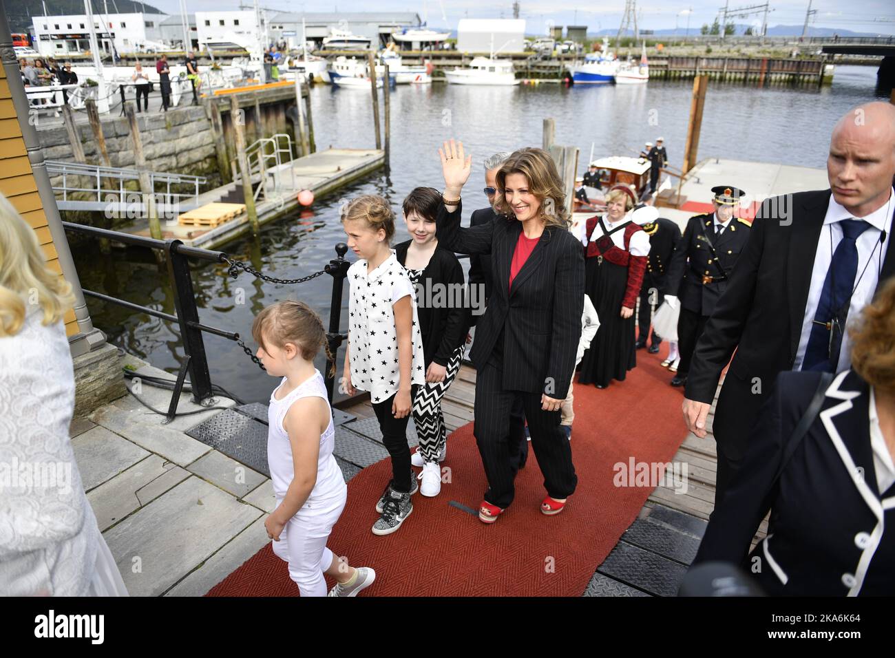 Trondheim, Norvegia 20160623. La famiglia reale arriva in barca a ravnkloa (una piazza a