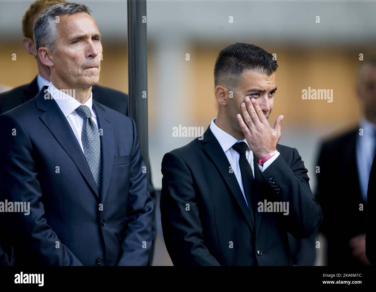 Ex leader del Partito laburista e primo ministro sotto gli attacchi terroristici, Jens Stoltenberg (L) e presidente della divisione giovanile del Partito laburista norvegese (AUF) mani Hussaini durante una cerimonia di deposizione della corona nel quartiere governativo venerdì 22 luglio, Cinque anni dopo l'attacco terroristico di Oslo e dell'isola di Utoya, dove sono state uccise 77 persone. Foto: Vegard Wivestad Groett / NTB scanpix Foto Stock