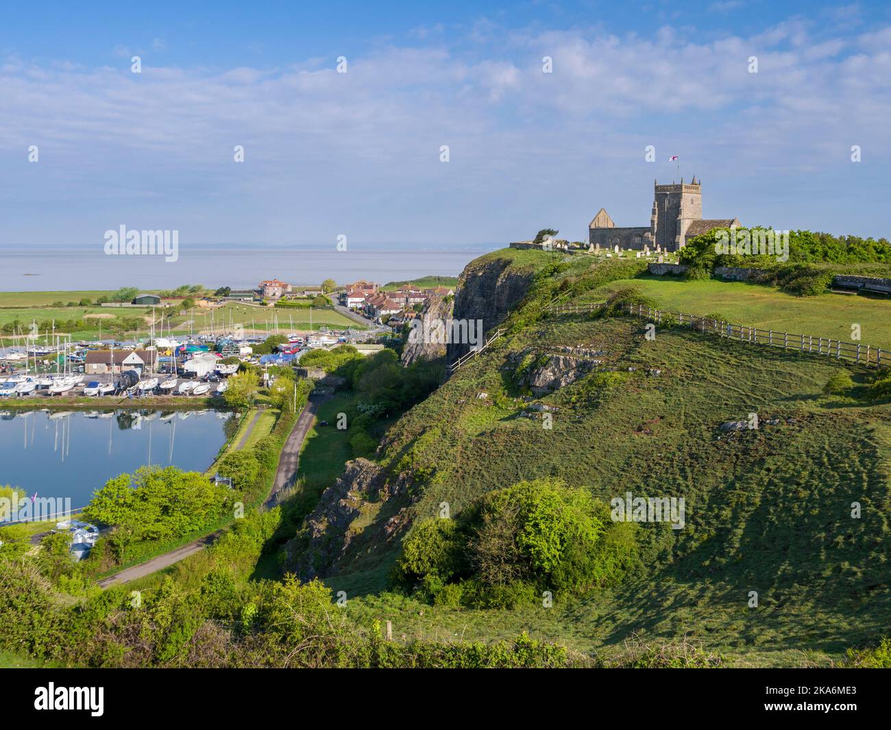 La Vecchia Chiesa di San Nicola sulla cima del sito di interesse scientifico di Uphill Cliff, che si affaccia su Uphill Marina, North Somerset, Inghilterra. Foto Stock