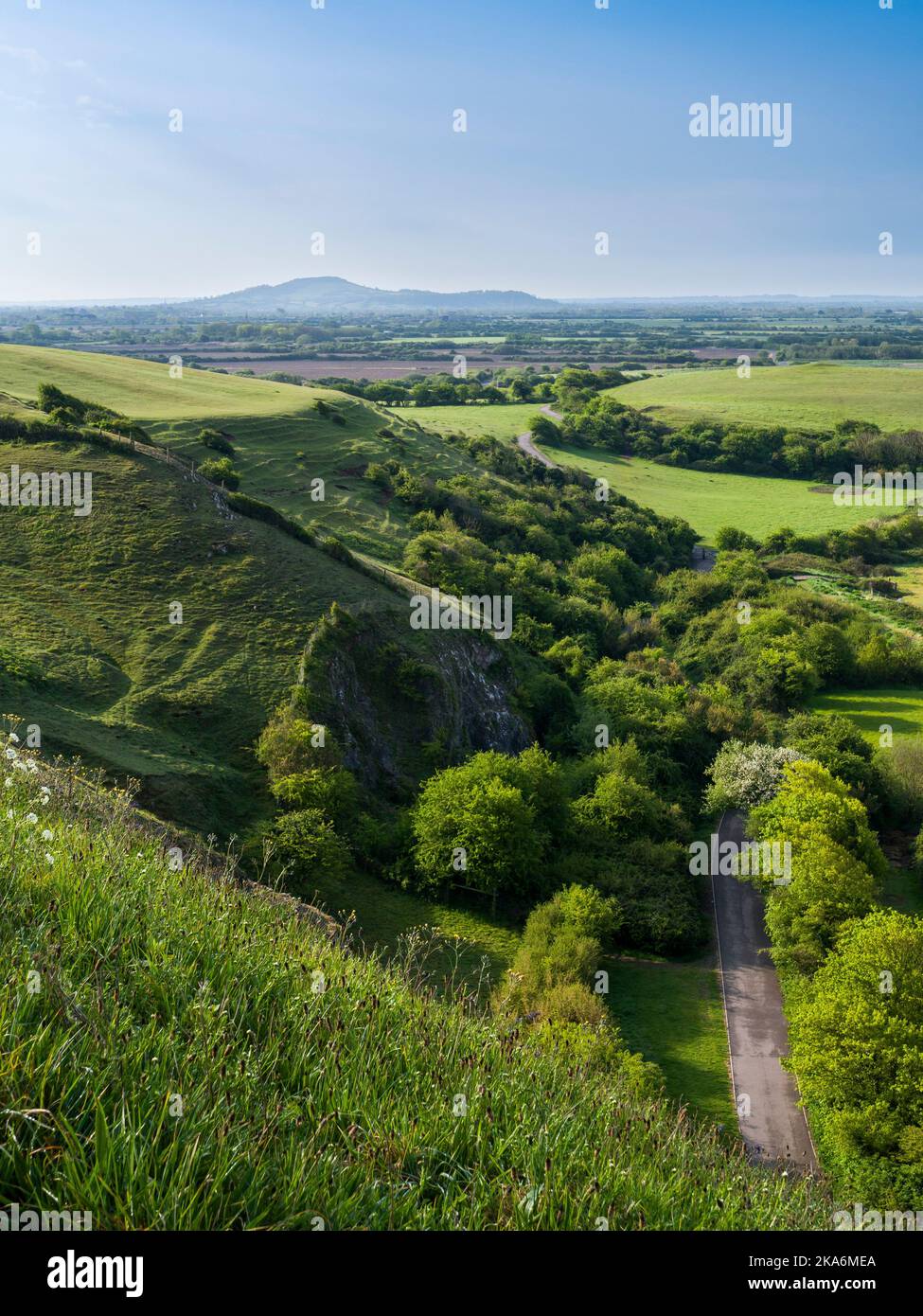 Il sito di interesse scientifico di Uphill Cliff con Brent Knoll Hill Beyond, North Somerset, Inghilterra. Foto Stock