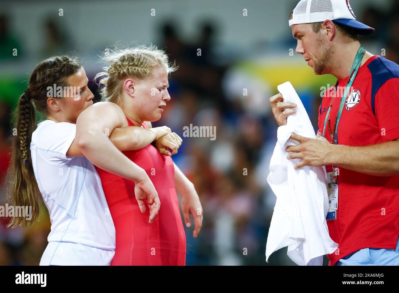 RIO DE JANEIRO, BRASILE 20160817. Olimpiadi estive a Rio nel 2016. Gli allenatori di lotta lotta lotta lotta lotta lotta Andersson e Jimmy Alexander Lidberg aiutano la prima lottatrice femminile norvegese, Signe Marie Fidje Store, che è stata picchiata dallo svedese Anna Jenny Fransson durante i quarti di finale, nel wrestling nella sala olimpica di pausa a Rio de Janiero Mercoledì. Ha perso 0-9. Foto: Heiko Junge / NTB scanpix [LANUAGESEPARATOR] Foto Stock