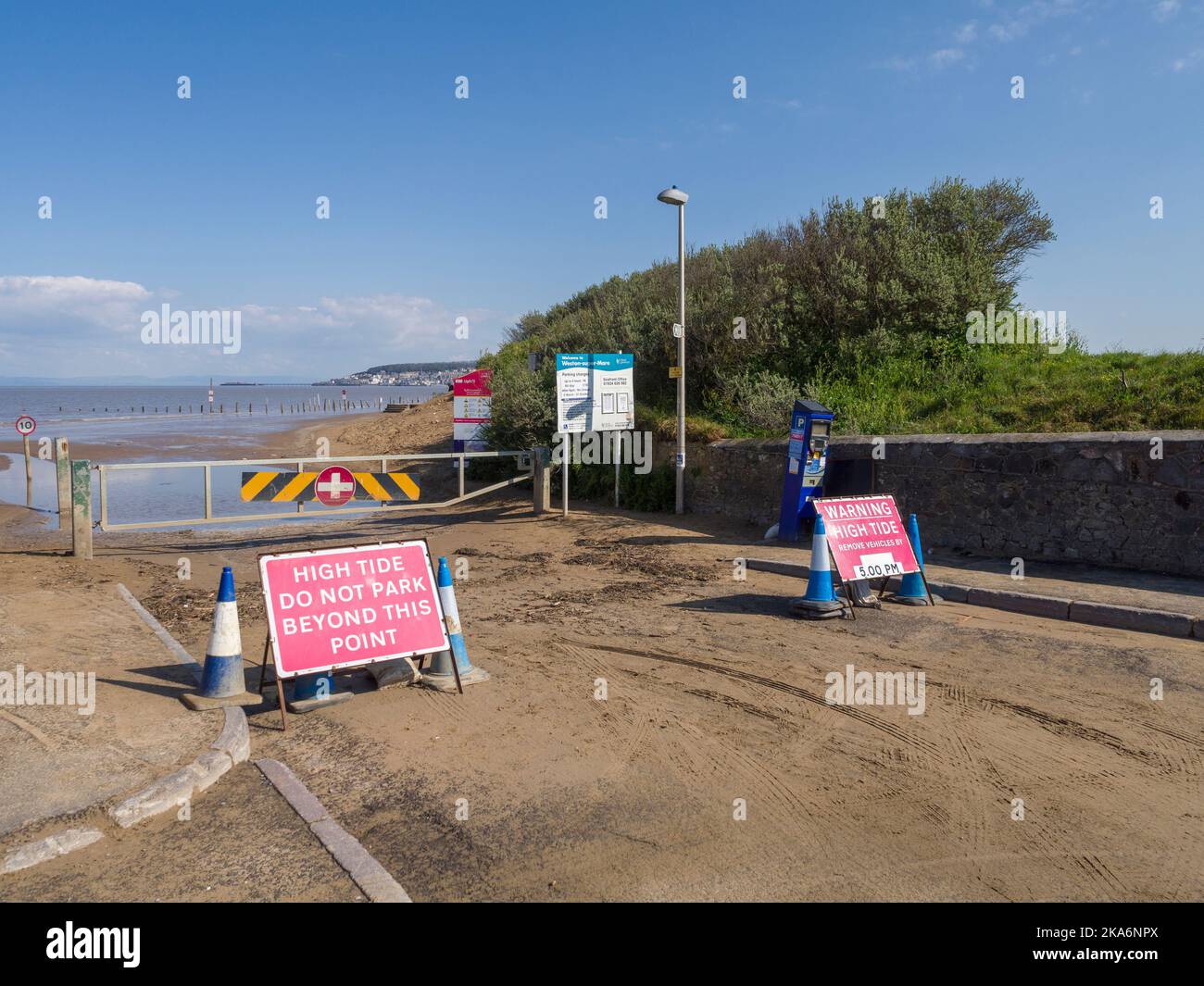 Il parcheggio sulla spiaggia di Uphill è chiuso durante un'alta marea, North Somerset, Inghilterra. Foto Stock