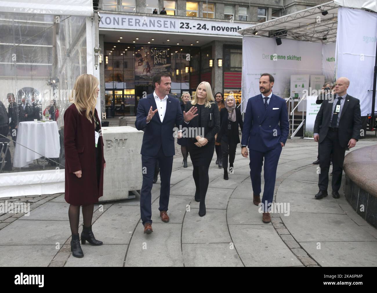 Oslo, Norvegia 20161124. Il principe ereditario Haakon e la principessa ereditaria mette-Marit partecipano alla conferenza Zero 2016. Dagfrid Forberg, vice a Zero (a sinistra) e CEO di Zero, Marius Holm ha mostrato la coppia del Principe Corona intorno alla mostra ZEROexpo che si trova a Youngstorget. Foto: Vidar Ruud / NTB scanpix Foto Stock