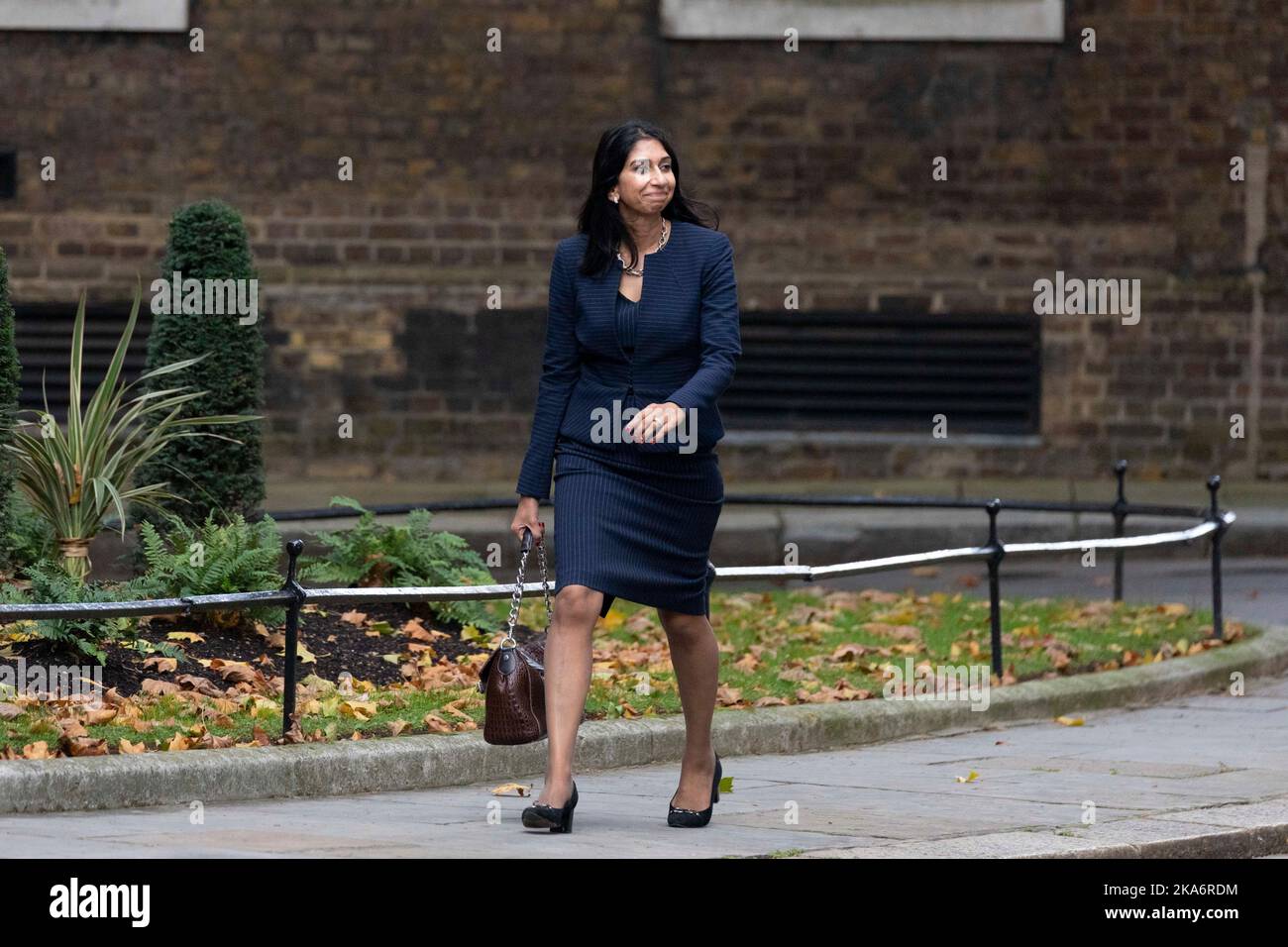 Suella Braverman arriva a Downing Street questo pomeriggio mentre il primo ministro Rishi affondato nomina i suoi ministri del governo. Immagine scattata Foto Stock