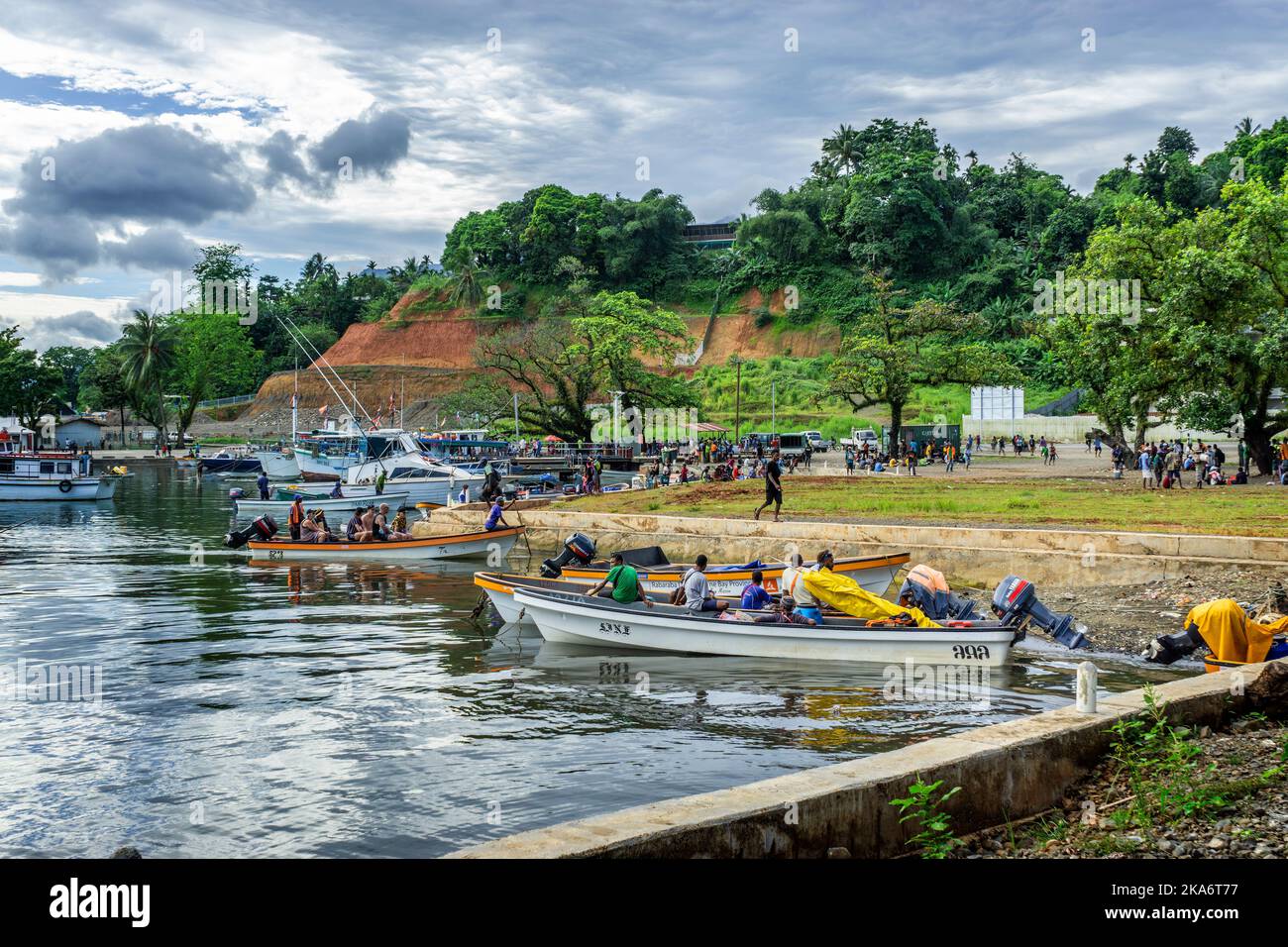 Barche ancorate nel porto turistico Alotau, Milne Bay Papua Nuova Guinea Foto Stock