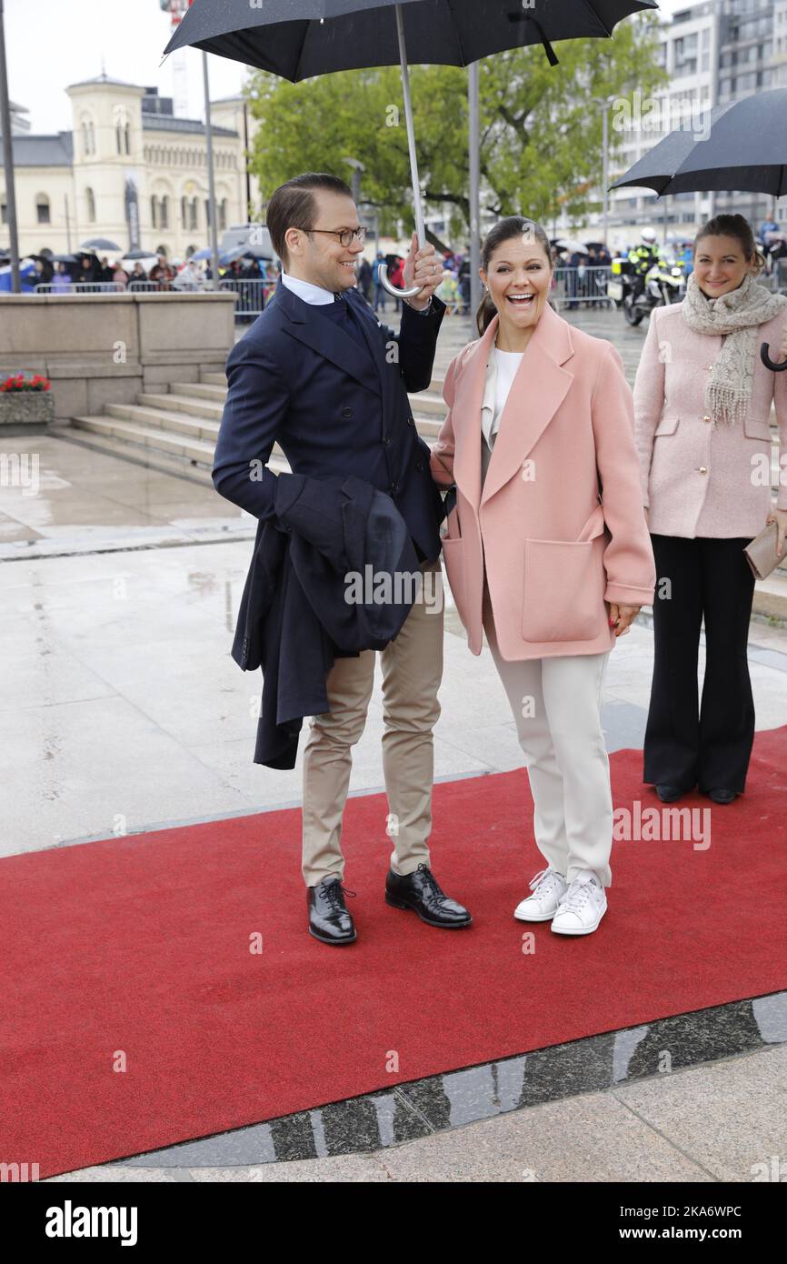 Oslo, Norvegia 20170510. Le loro Maestà il Re e la Regina di Norvegia celebrano i loro 80th compleanni. Crown Princess Victoria of Sweden e Prince Daniel of Sweden in partenza da Honnorbrygga a Oslo in un viaggio per il pranzo sul Royal Yacht HNoMY Norge il mercoledì. Foto: Gorm Kallestad / NTB scanpix Foto Stock