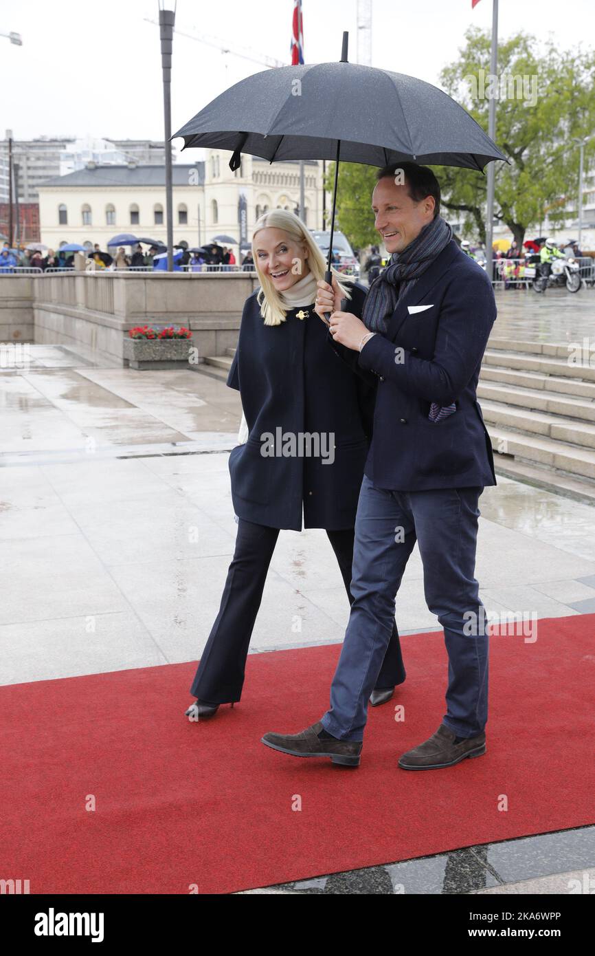 Oslo, Norvegia 20170510. Le loro Maestà il Re e la Regina di Norvegia celebrano i loro 80th compleanni. Il Principe Corona Haakon di Norvegia e la Principessa Corona mette-Marit di Norvegia alla partenza da Honnorbrygga a Oslo in un viaggio per il pranzo sul Royal Yacht HNoMY Norge il Mercoledì. Foto: Gorm Kallestad / NTB scanpix Foto Stock