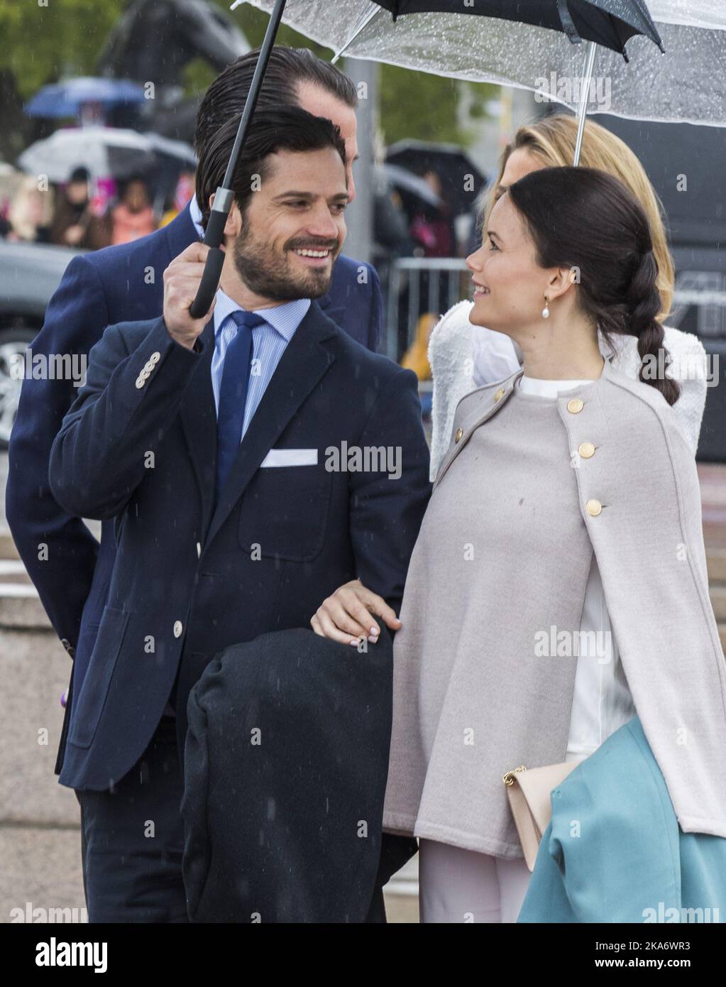 OSLO, Norvegia 20170510. Il principe Carl Philip e la principessa Sofia dalla Svezia in partenza da Honnorbrygga a Oslo in un viaggio per il pranzo sul Royal Yacht HNoMY Norge il mercoledì. Foto: Berit Roald / NTB scanpix Foto Stock