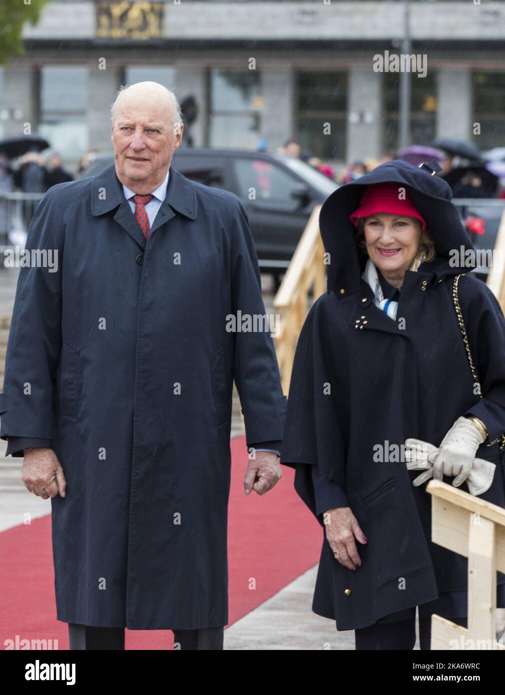 OSLO, Norvegia 20170510. Re Harald di Norvegia e Regina Sonja di Norvegia alla partenza da Honnorbrygga a Oslo in un viaggio per pranzo sul Royal Yacht HNoMY Norge il Mercoledì. Foto: Berit Roald / NTB scanpix Foto Stock