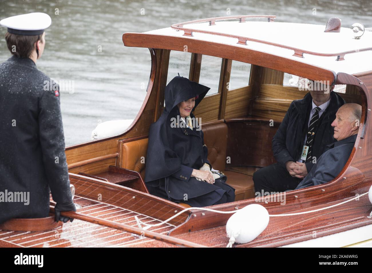 OSLO, Norvegia 20170510. Re Harald di Norvegia e Regina Sonja di Norvegia alla partenza da Honnorbrygga a Oslo in un viaggio per pranzo sul Royal Yacht HNoMY Norge il Mercoledì. Foto: Berit Roald / NTB scanpix Foto Stock