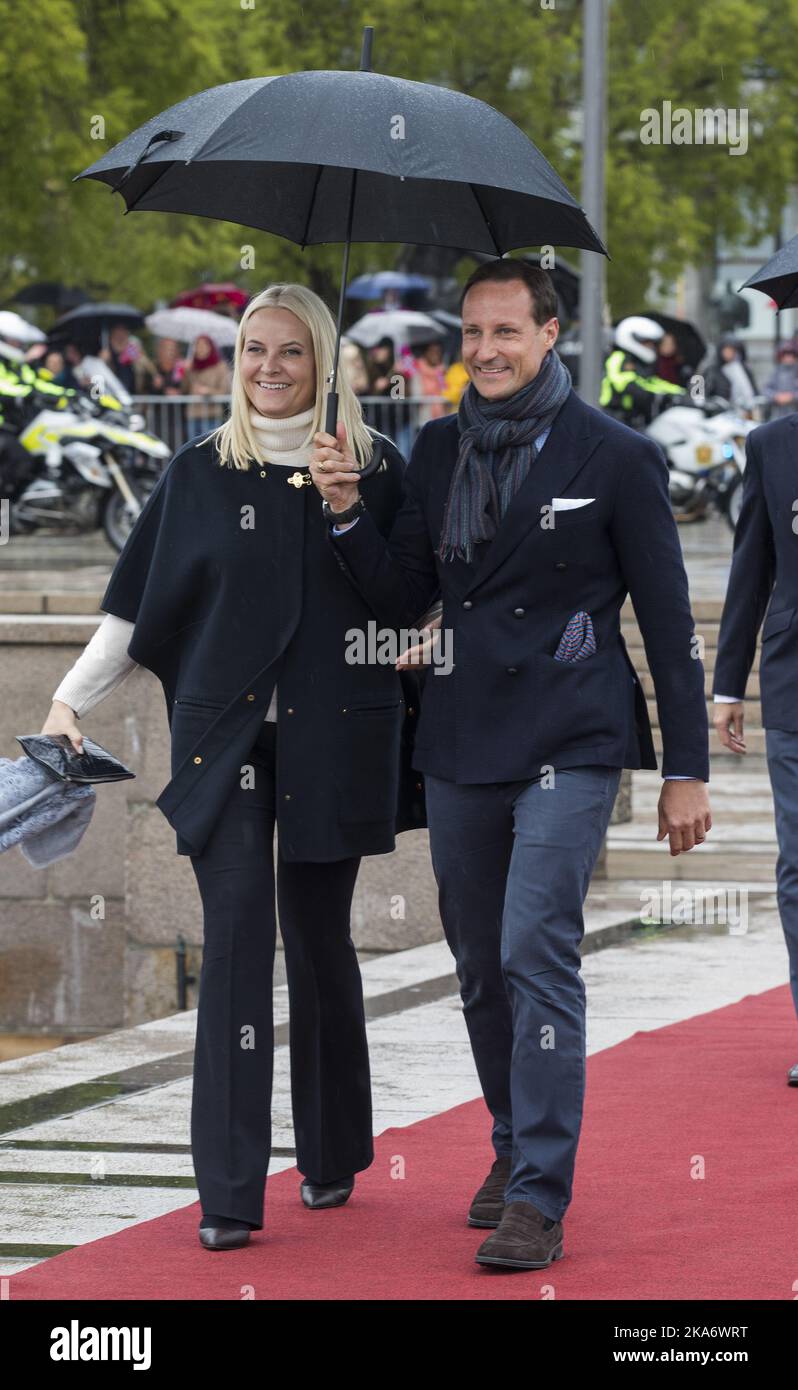 OSLO, Norvegia 20170510. Crown Prince Haakon di Norvegia e Crown Princess mette-Marit di Norvegia, alla partenza da Honnorbrygga a Oslo in un viaggio per il pranzo sul Royal Yacht Mercoledì Foto: Berit Roald / NTB scanpix Foto Stock
