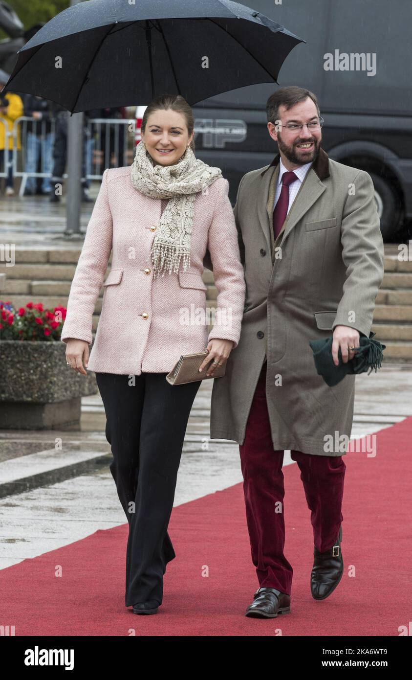 OSLO, Norvegia 20170510. Granduca ereditario Guillaume di Lussemburgo e Principessa Stéphanie, Granduchessa ereditaria di Lussemburgo alla partenza da Honnorbrygga a Oslo in viaggio per pranzo sul Royal Yacht Mercoledì Foto: Berit Roald / NTB scanpix Foto Stock