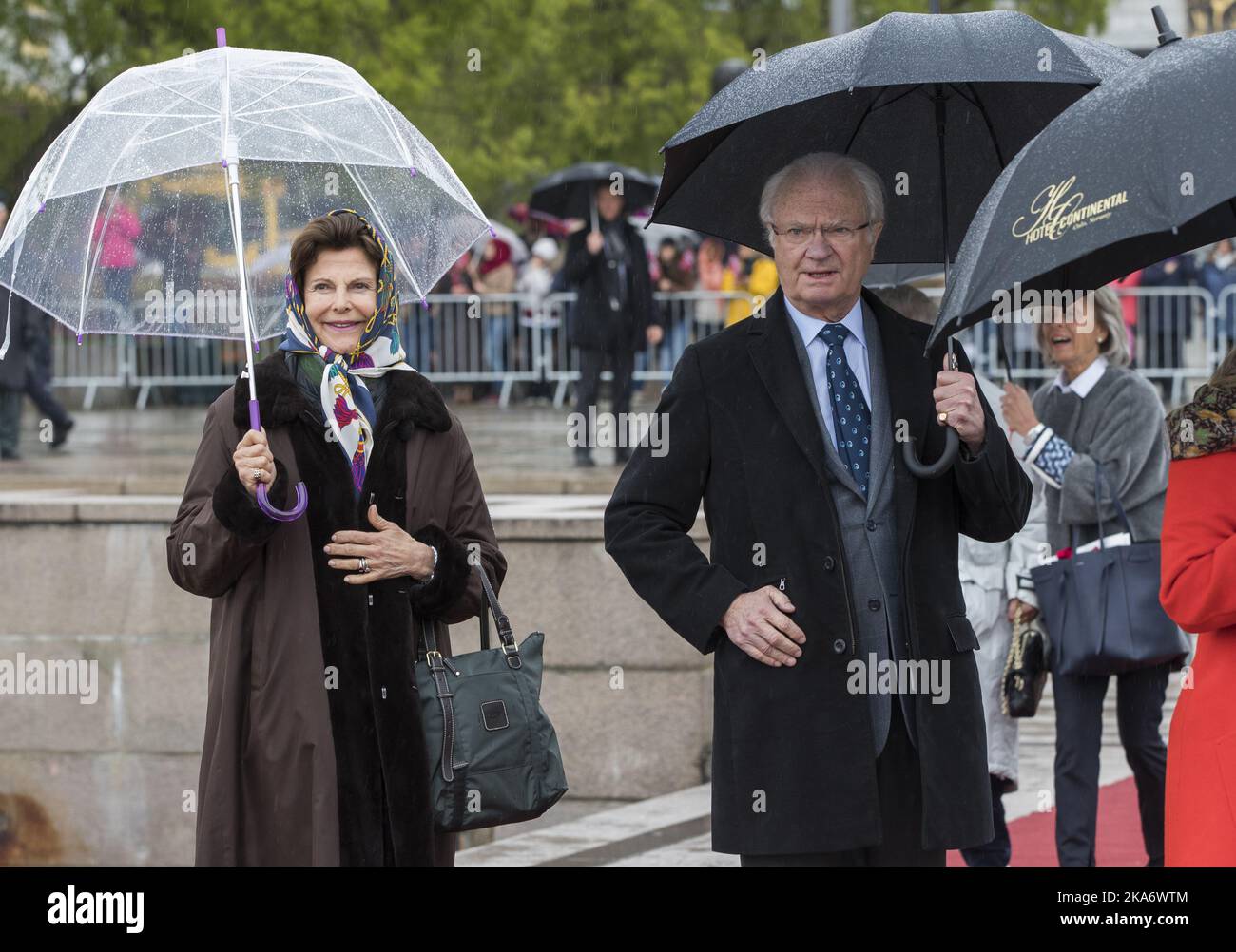 OSLO, Norvegia 20170510. Re Carl Gustaf e la regina Silvia di Svezia alla partenza da Honnorbrygga a Oslo in un viaggio per il pranzo sul Royal Yacht il mercoledì. Foto: Berit Roald / NTB scanpix Foto Stock