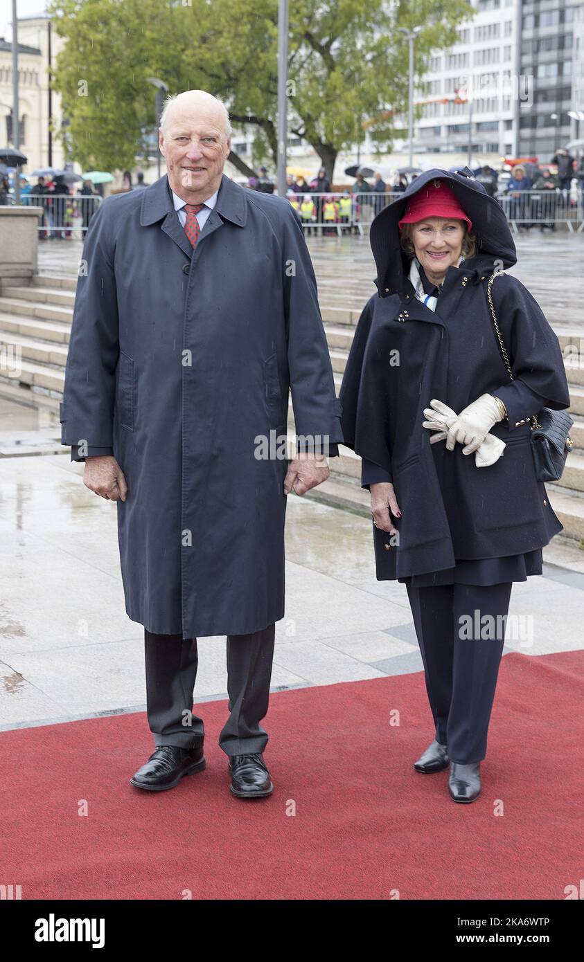 OSLO, Norvegia 20170510.Re Harald di Norvegia e Regina Sonja di Norvegia alla partenza da Honnorbrygga a Oslo in un viaggio per il pranzo sul Royal Yacht il Mercoledì. Foto: Gorn Kallestad / NTB scanpix Foto Stock