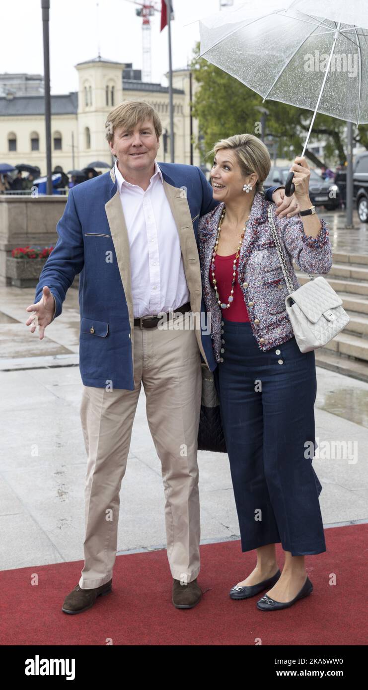 OSLO, Norvegia 20170510. Re Willem-Alexander e la regina Maxima dei Paesi Bassi alla partenza da Honnorbrygga a Oslo in un viaggio per il pranzo sul Royal Yacht il mercoledì. Foto: Gorm Kallestad / NTB scanpix Foto Stock