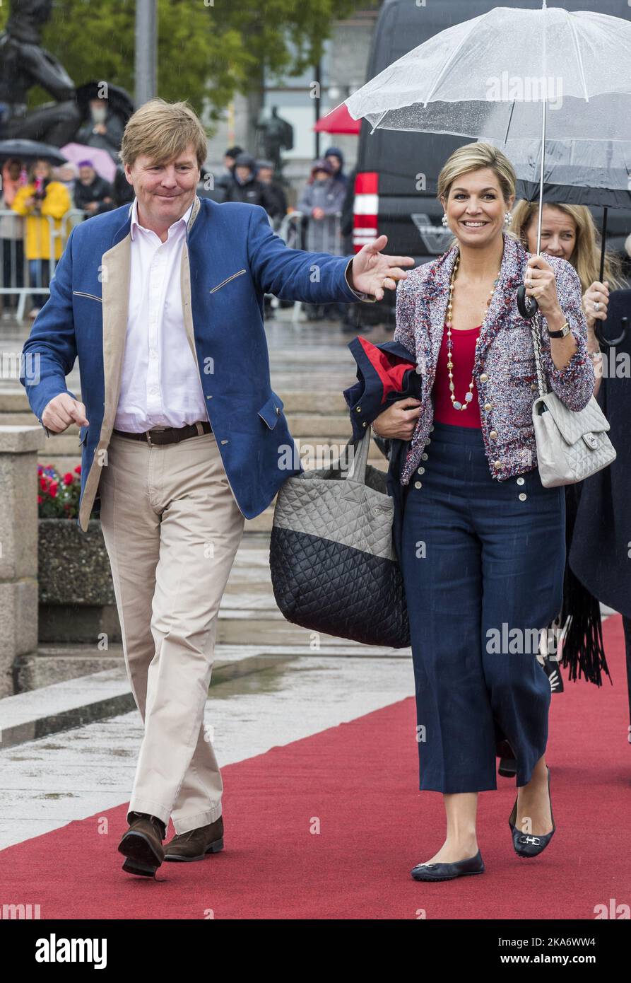 OSLO, Norvegia 20170510. Re Willem-Alexander e la regina Maxima dei Paesi Bassi alla partenza da Honnorbrygga a Oslo in un viaggio per il pranzo sul Royal Yacht il mercoledì. Foto: Berit Roald / NTB scanpix Foto Stock