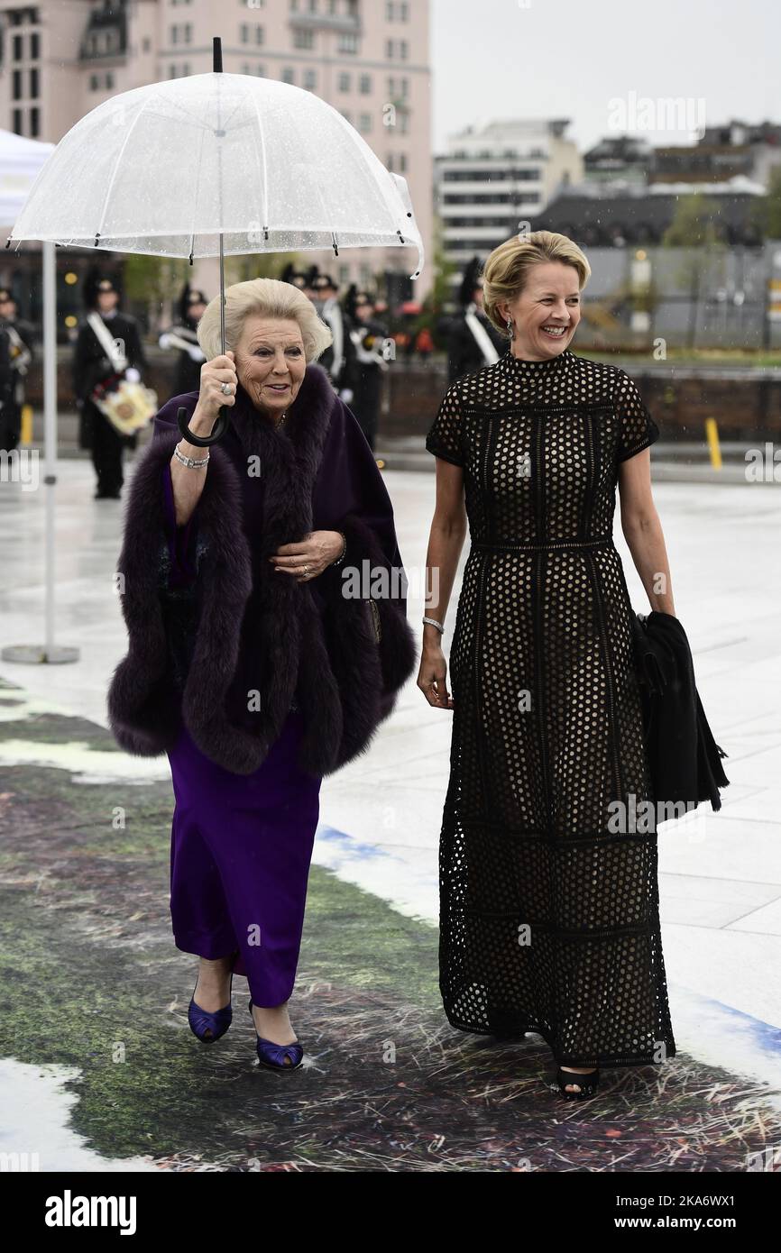 Oslo, Norvegia 20170510. Gli ospiti reali arrivano all'Opera in occasione del 80th° anniversario del re Harald di Norvegia e della regina Sonja di Norvegia. Principessa Beatrice dei Paesi Bassi (a sinistra) e principessa Mabel dei Paesi Bassi. Foto: Jon Olav Nesvold / NTB scanpix Foto Stock