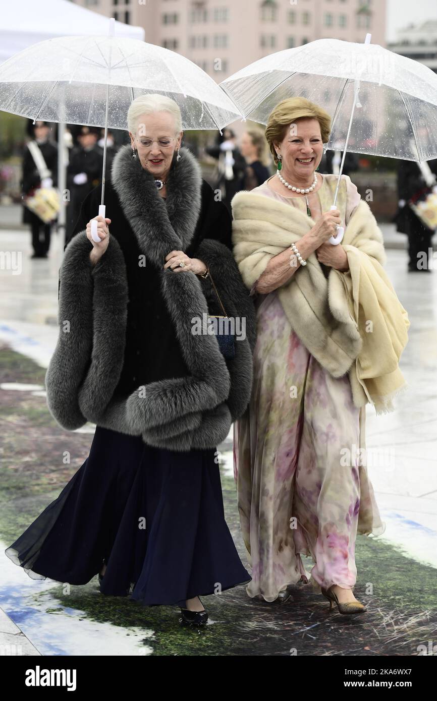 Oslo, Norvegia 20170510. Gli ospiti reali arrivano all'Opera in occasione del 80th° anniversario del re Harald di Norvegia e della regina Sonja di Norvegia. Arriva la regina Margrethe II di Danimarca e la regina Anna Maria di Grecia. Foto: Jon Olav Nesvold / NTB scanpix Foto Stock