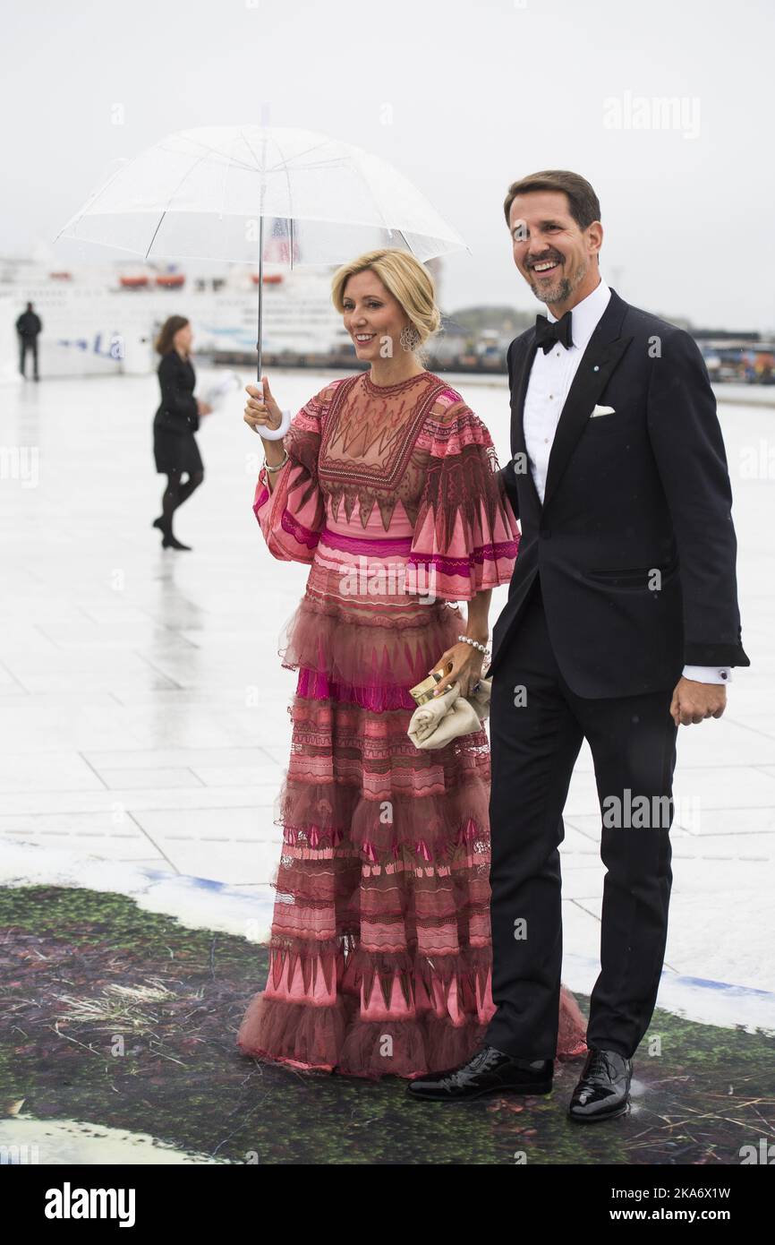 Oslo, Norvegia 20170510. Il duca di Sparta, il principe ereditario Pavlos e la principessa Marie-Chantal di Grecia arrivano all'Opera per celebrare il 80th° anniversario del re Harald di Norvegia e della regina Sonja di Norvegia. Foto: Jon Olav Nesvold / NTB scanpix Foto Stock