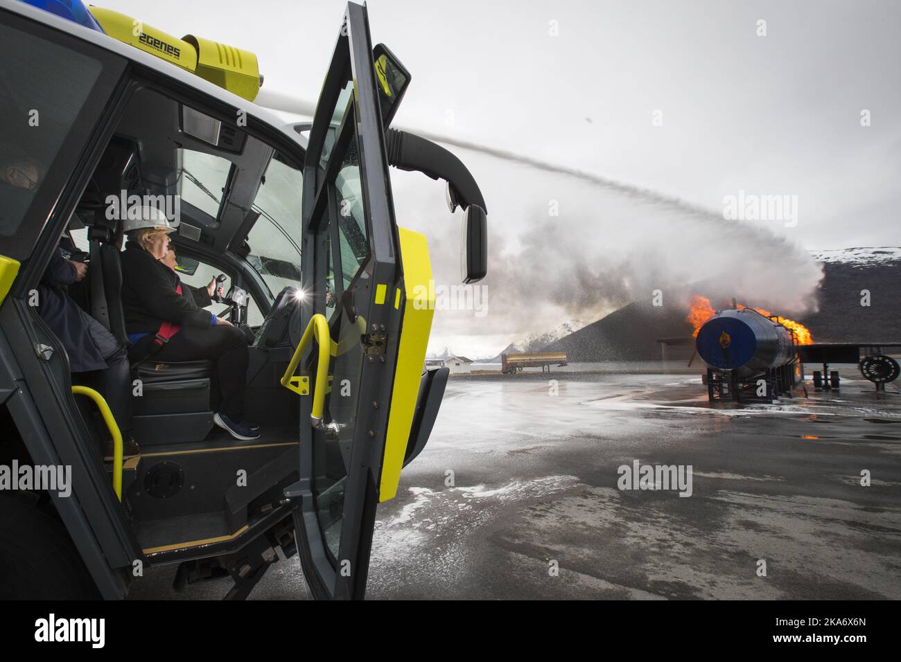 Harstad, Norvegia 20170519. Il primo ministro Erna Solberg spegne un incendio di un aeroplano con un cannone ad acqua dal tetto di un camion dei pompieri durante una visita alla scuola dei vigili del fuoco norvegese a Tjeldsund vicino Harstad. Foto: Heiko Junge / NTB scanpix Foto Stock