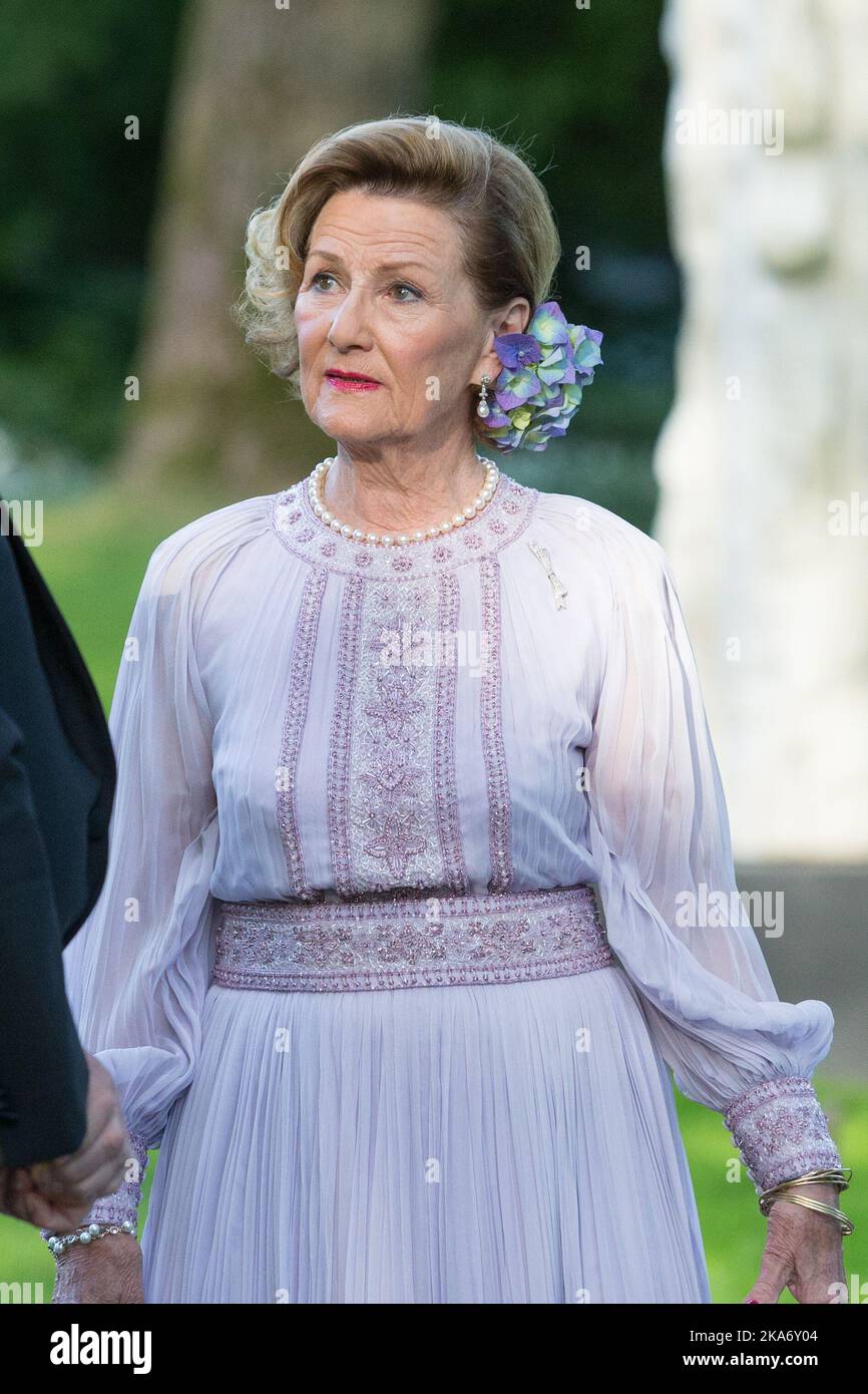 Oslo, Norvegia 20170704. La regina Sonja arriva per una cena in occasione del 80th° compleanno della regina Sonja al Bygdoy Royal Farm martedì. Foto: Audun Braastad / NTB scanpix Foto Stock