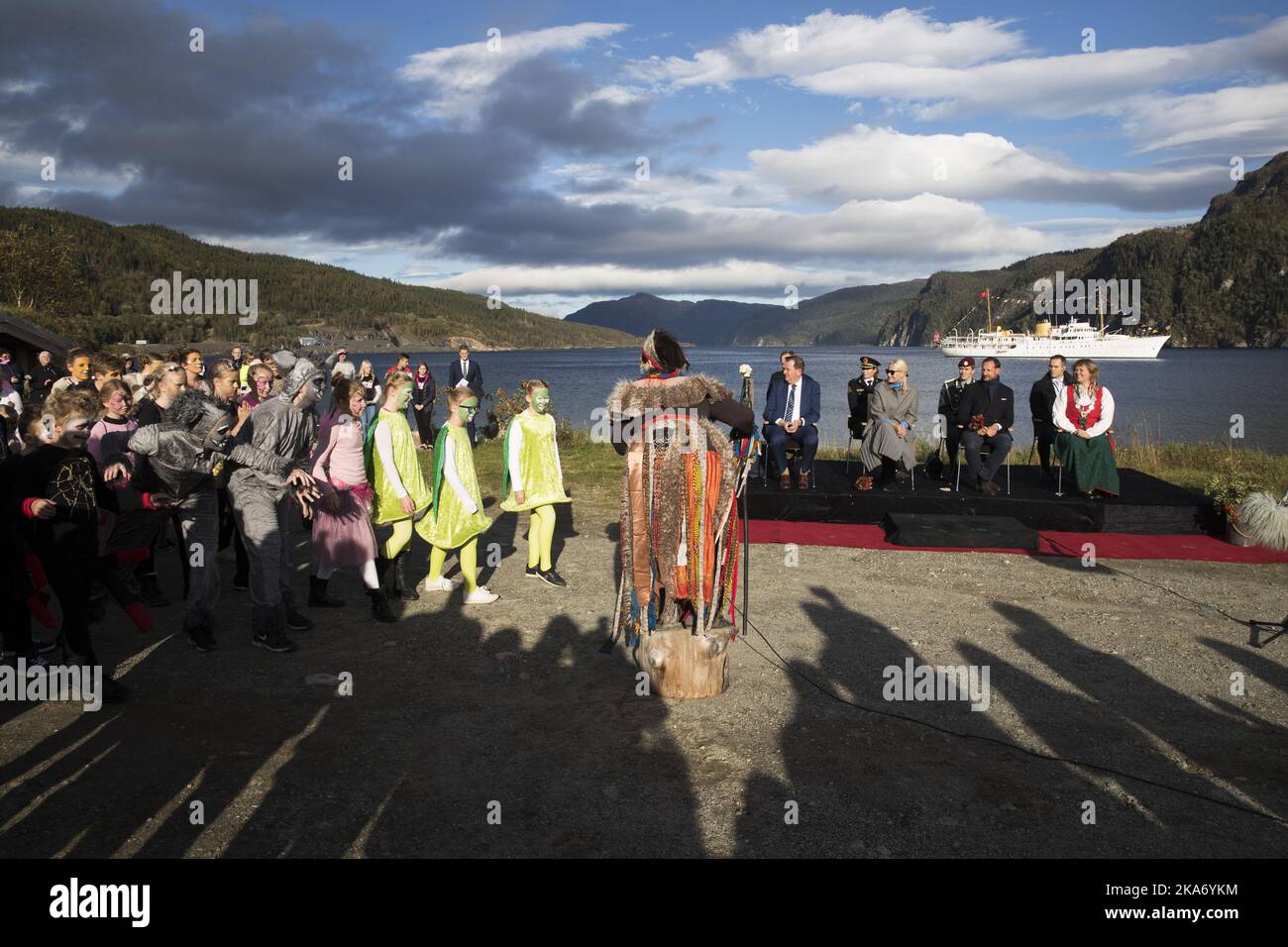 OYRKOLLEN, Norvegia 20170920. Viaggio di coppia del Principe Corona a Nord-Troendelag 2017. Il principe ereditario Haakon e la principessa ereditaria mette-Marit arrivano a Oyrkollen con la chiatta dallo Yacht reale (sullo sfondo), dove il teatro della famiglia Hoylandet si esibisce con il "cerchio della vita" dello spettacolo "Re Leone". Foto: Berit Roald / NTB scanpix Foto Stock