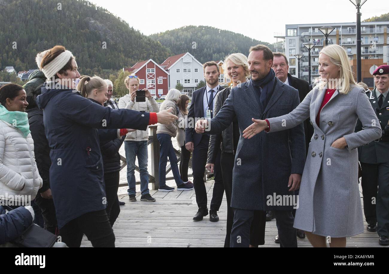 NAMSOS, Norvegia 20170920. Il principe ereditario Cuple viaggio della contea a Nord-Troendelag 2017. Il principe ereditario Haakon e la principessa ereditaria mette-Marit incontrano la folla sul molo mentre visitano Namsos e Rock City, mentre si recano allo Yacht reale. Kjersti AAS stese le braccia verso la coppia del principe ereditario e si abbracciò da entrambi. Foto: Berit Roald / NTB scanpix . Foto Stock