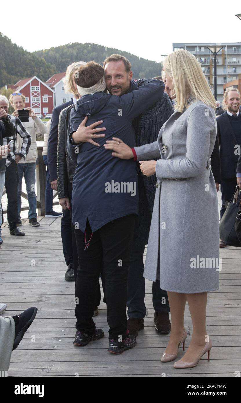 NAMSOS, Norvegia 20170920. Il principe ereditario Cuple viaggio della contea a Nord-Troendelag 2017. Il principe ereditario Haakon e la principessa ereditaria mette-Marit incontrano la folla sul molo mentre visitano Namsos e Rock City, mentre si recano allo Yacht reale. Kjersti AAS stese le braccia verso la coppia del principe ereditario e si abbracciò da entrambi. Foto: Berit Roald / NTB scanpix . Foto Stock