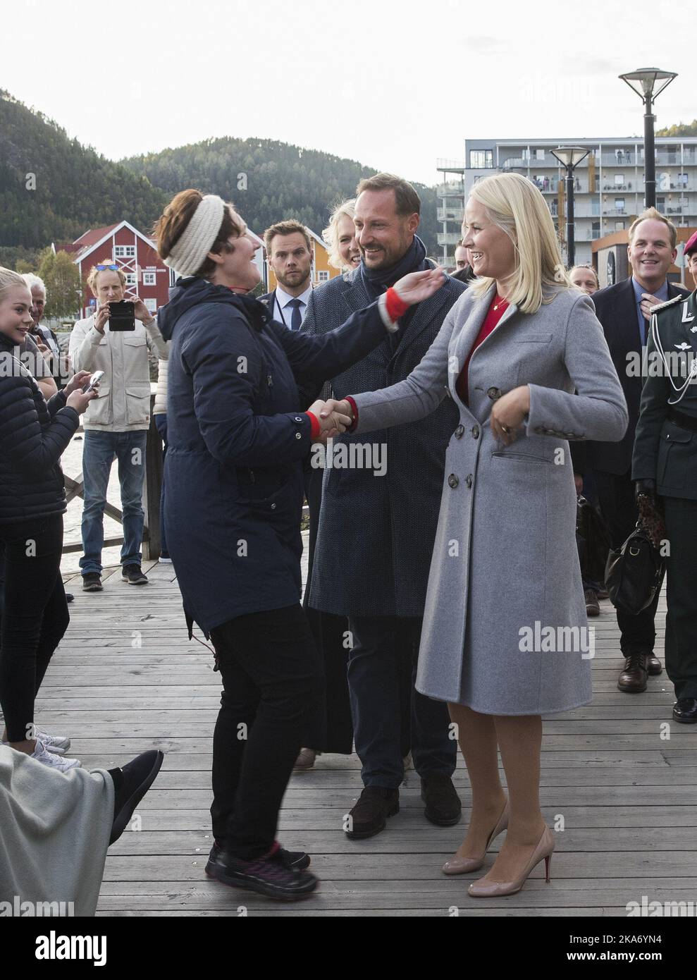 NAMSOS, Norvegia 20170920. Il principe ereditario Cuple viaggio della contea a Nord-Troendelag 2017. Il principe ereditario Haakon e la principessa ereditaria mette-Marit incontrano la folla sul molo mentre visitano Namsos e Rock City, mentre si recano allo Yacht reale. Kjersti AAS stese le braccia verso la coppia del principe ereditario e si abbracciò da entrambi. Foto: Berit Roald / NTB scanpix . Foto Stock