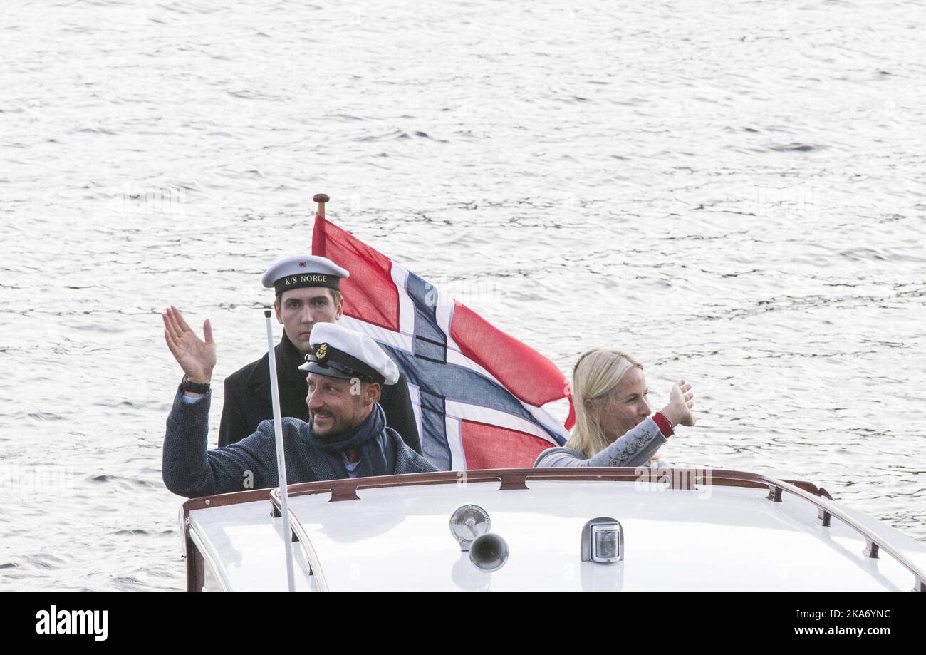 NAMSOS, Norvegia 20170920. Il viaggio della contea della coppia del principe ereditario a Nord-Troendelag 2017. Il principe ereditario Haakon e la principessa ereditaria mette-Marit viaggiano in una chiatta fino allo yacht reale dopo la visita a Namsos e alla città di roccia. Foto: Berit Roald / NTB scanpix Foto Stock