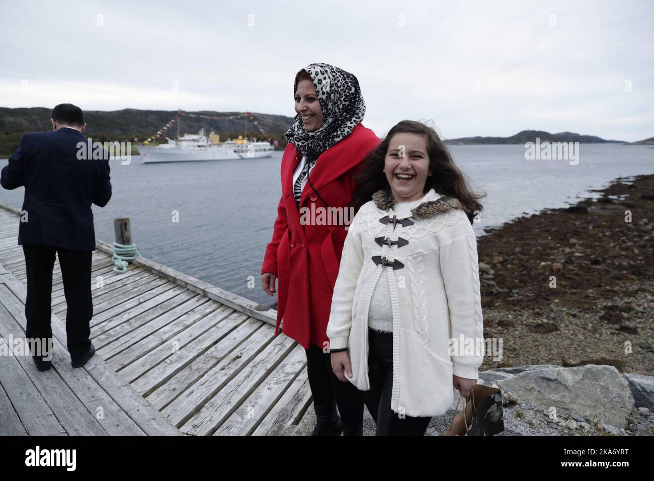 FLATANGER, Norvegia 20170921. Il viaggio della contea della coppia del principe ereditario a Nord-Troendelag 2017. Il principe ereditario Haakon e la principessa ereditaria mette-Marit accolgono gli ospiti sul Royal Yacht Norge. Qui Nadia (10) dalla Siria aspetta la chiatta per portare lei e sua madre Fatima Feitaroni allo Yacht reale. Nadia inviò una lettera al Re per ringraziarlo per aver lasciato Nadia e la sua famiglia vivere in Norvegia, e poi furono invitati ad incontrare la coppia del Principe della Corona. Foto: Berit Roald / NTB scanpi Foto Stock