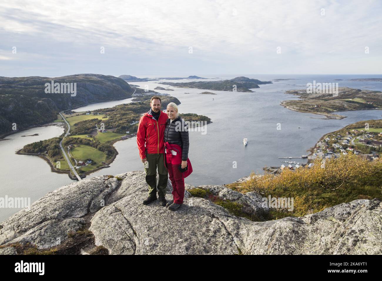 FLATANGER, Norvegia 20170921. Il viaggio della contea della coppia del principe ereditario a Nord-Troendelag 2017. Il principe ereditario Haakon e la principessa ereditaria mette-Marit sulla cima di Storefjellet. Lo Yacht reale sullo sfondo. Foto: Berit Roald / NTB scanpi Foto Stock