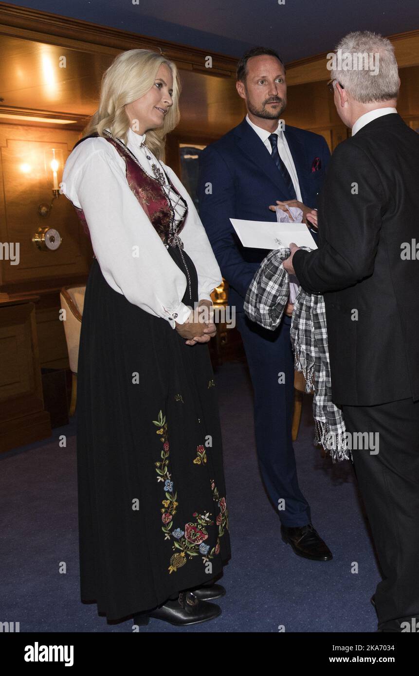 FLATANGER Norvegia 20170921. Il principe ereditario Coppie viaggio della contea a Nord-Troendelag2017. Il principe ereditario Haakon e la principessa ereditaria mette-Marit accolgono gli ospiti sul Royal Yacht 'Norge'. Foto: Berit Roald / NTB scanpi Foto Stock