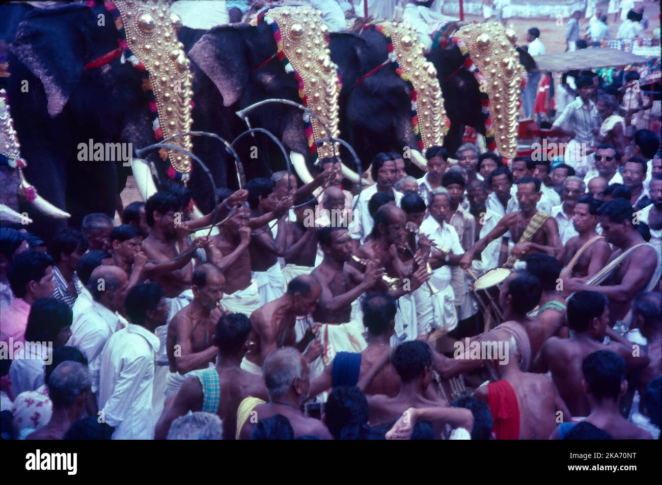 Pooram pronounced [puːɾam] è un festival annuale, che si celebra nei templi dedicati alle dee Durga o Kali, che si tiene in particolare nella zona di Valluvanadu e in altre parti adiacenti del Kerala centro-settentrionale (attuali distretti di Palakkad, Thrissur, Kannur, Kasaragod e Malappuram) dopo la vendemmia estiva. Foto Stock