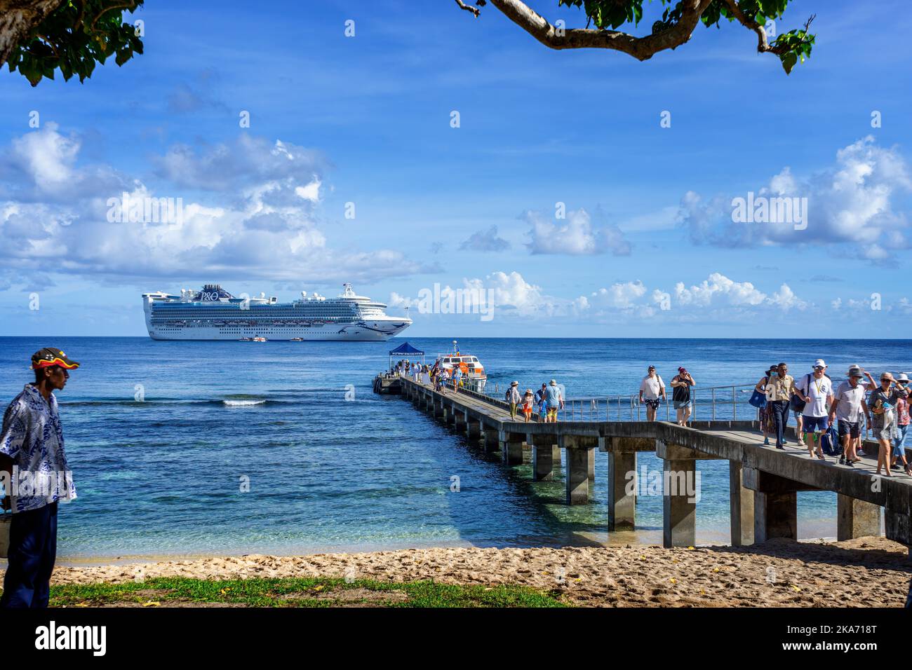 I passeggeri vengono trasferiti al molo con piccole aste da navi da crociera ancorate al largo dell'isola di Kiriwina, Papua Nuova Guinea Foto Stock