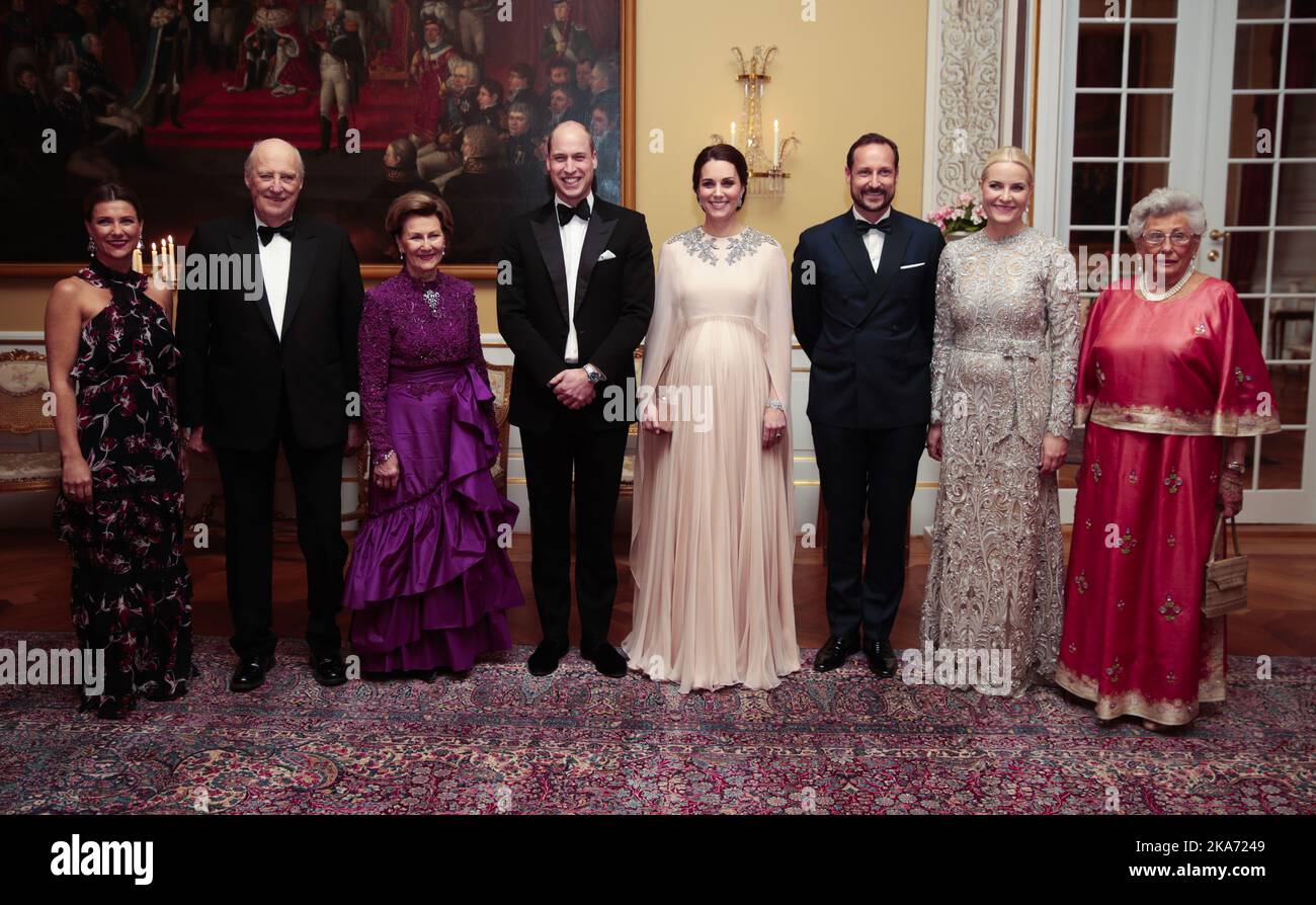 Oslo, Norvegia 20180201. Da sinistra: Principessa Martha Louise, re Harald, regina Sonja, principe Guglielmo, duca di Cambridge, Duchessa Kate, il principe ereditario Haakon, la principessa ereditaria mette-Marit e la principessa Astrid, la signora Ferner sulla strada per la cena di gala al Palazzo reale in connessione con la visita del principe Guglielmo e della duchessa Caterina in Norvegia. Foto: Lise Aaserud / NTB scanpix Foto Stock