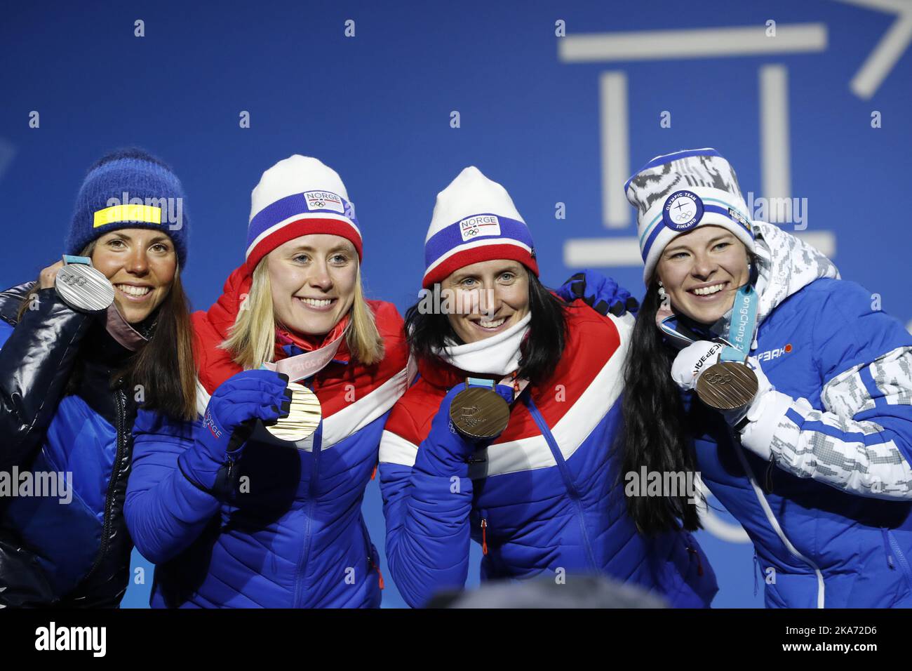 PyeongChang, Corea del Sud 20180215. Olimpiadi invernali. Giochi olimpici a Pyeongchang 2018. Cerimonia di medaglia. Ragnhild Haga riceve la medaglia d'oro per il Freestyle 10km di Cross Country al Pyeongchang Medals Plaza di Pyeongchang. Charlotte Kalla ha preso l'argento e Krista Parmakoski (fin) e Marit Bjoergen ha condiviso il bronzo Foto: Cornelius Poppe / NTB scanpix pix Foto Stock