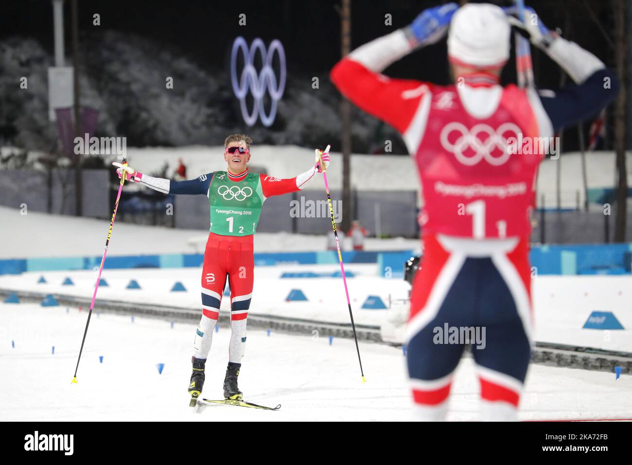 PyeongChang, Corea del Sud 20180221. Martin Johnsrud Sundby (di fronte) in attesa di Johannes Hoesflot Klaebo dalla Norvegia e per celebrare la vittoria della medaglia d'oro al traguardo durante l'evento maschile di sci nordico sprint delle Olimpiadi invernali del 2018 presso il centro sciistico di fondo Alpensia di Pyeongchang. Foto: Cornelius Poppe / NTB scanpi Foto Stock