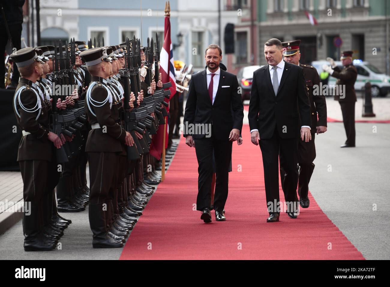 RIGA, LETTONIA 20180423. il presidente lettone Raimonds Vejonis (C) e il principe ereditario di Norvegia Haakon (L) ispezionano una guardia d'onore durante una cerimonia di benvenuto al Palazzo di riga, in Lettonia, il 23 aprile 2018. Il principe ereditario Haakon e la principessa ereditaria mette-Marit sono in visita ufficiale in Estonia, Lettonia e Lituania dal 23 al 26 aprile in occasione dei 100th anniversari degli stati baltici. Foto: Lise Aaserud / NTB scanpi Foto Stock