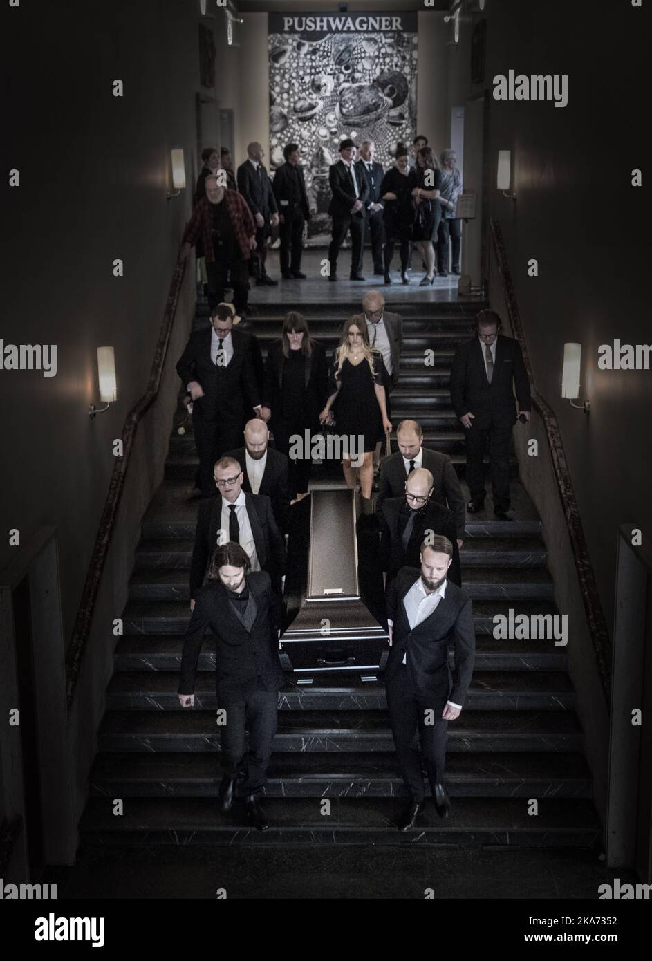 Oslo, Norvegia 20180507. Terje Brofos, con il nome dell'artista Hariton Pushwagner, morì il 24nd aprile 2018. Qui dal servizio funerario nel Kunstnernes Hus di Oslo di Lunedi. La bara viene eseguita. Foto: OLE Berg-Rusten / NTB Scanpi Foto Stock