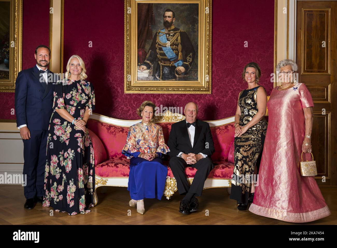 Oslo , Norway20180829. La coppia reale, il re Harald e la regina Sonja insieme con il principe ereditario Haakon (a sinistra), la principessa ereditaria mette-Marit (2nd a sinistra), la principessa Märtha Louise (2nd a destra) e la principessa Astrid (a destra) nella Sala Bernadotte nel Palazzo reale prima della cena di gala Mercoledì sera. Foto: Heiko Junge / NTB scanpi Foto Stock