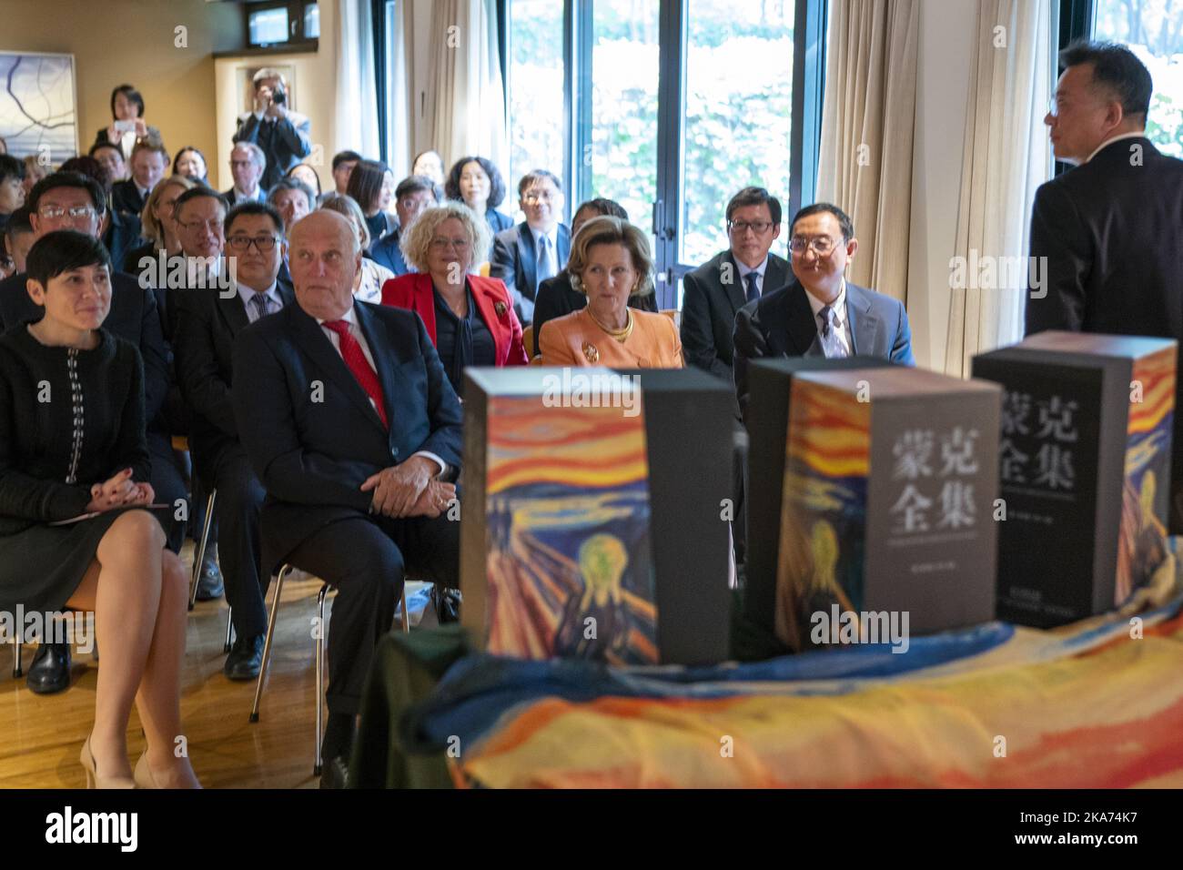 Pechino, Cina 20181016. Il libro 'Edward Munch. I dipinti totali in cinese in quattro volumi sono stati rivelati martedì durante un evento culturale nella residenza norvegese di Pechino, con il re Harald, la regina Sonja e il ministro degli Esteri Ine Eriksen Soereide presenti. Foto: Heiko Junge / NTB scanpi Foto Stock