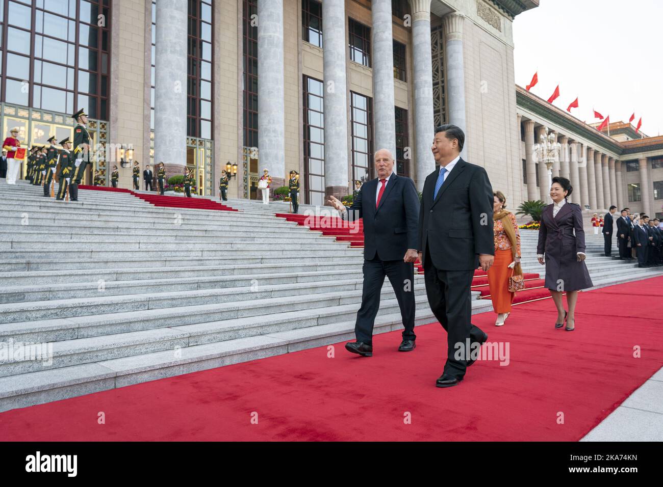 Pechino, Cina 20181016. Il re Harald e la regina Sonja sono stati accolti dal presidente cinese Xi Jinping e dal Premier Peng Liyuan durante la cerimonia di benvenuto ufficiale fuori dalla Sala Grande del Popolo a Pechino, martedì. Foto: Heiko Junge / NTB scanpi Foto Stock