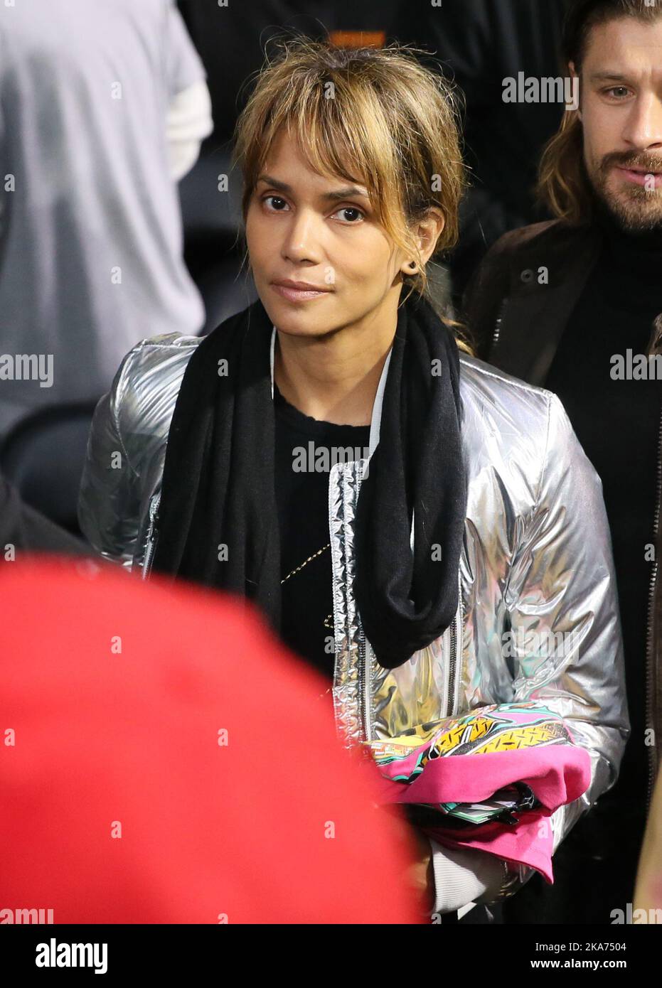 Carson, Stati Uniti 20181208. L'attrice Halle Berry partecipa alla partita del campionato WBC / WBA / WBO / IBF / IBO Welterweight tra Cecilia Braekhus e Aleksandra Madgziak-Lopes sabato 8 dicembre 2018 allo StubHub Center di Carson, California, USA. Braekhus ha vinto con decisione unanime. Foto: Danny Moloshok / NTB Scanpi Foto Stock