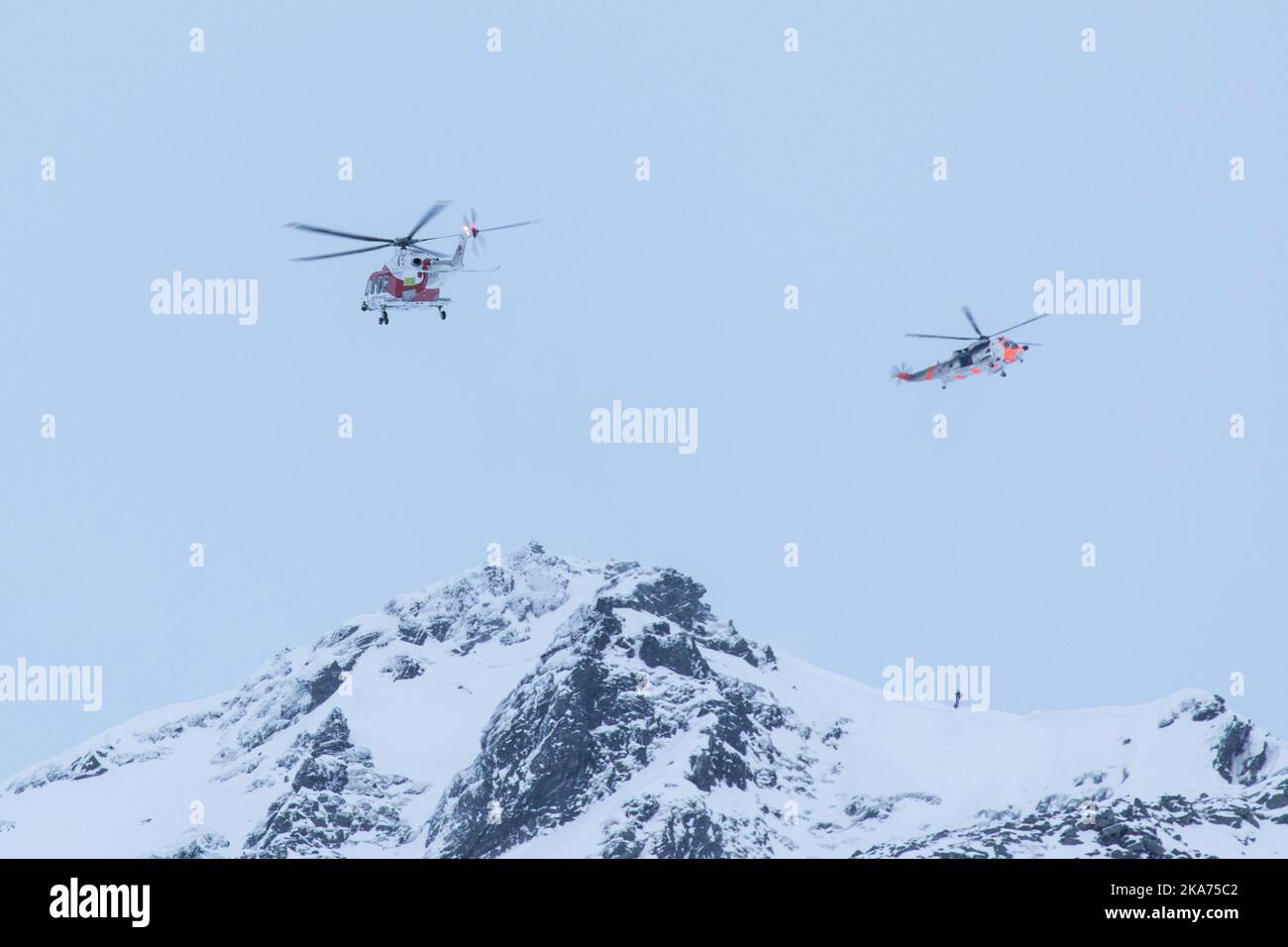 Sia l'elicottero ambulanza che l'elicottero di salvataggio Sea King hanno partecipato all'operazione di salvataggio dopo la prima valanga di neve sul monte Sydalsfjellet di Lofoten. Un uomo è confermato morto in frana. Foto Stock